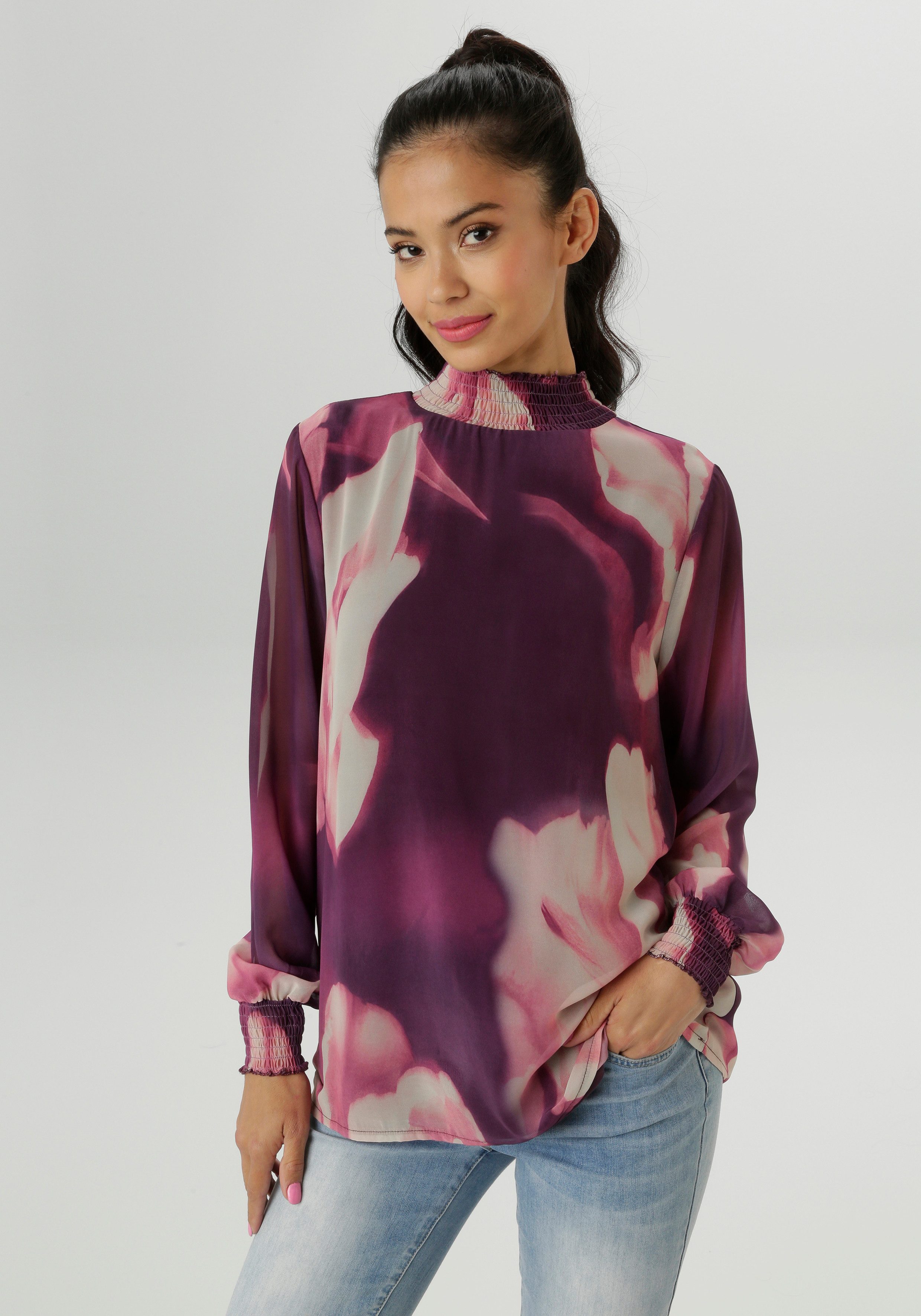 Aniston SELECTED Chiffonbluse, mit modernen, fantasievollen Batik-Blütendru günstig online kaufen