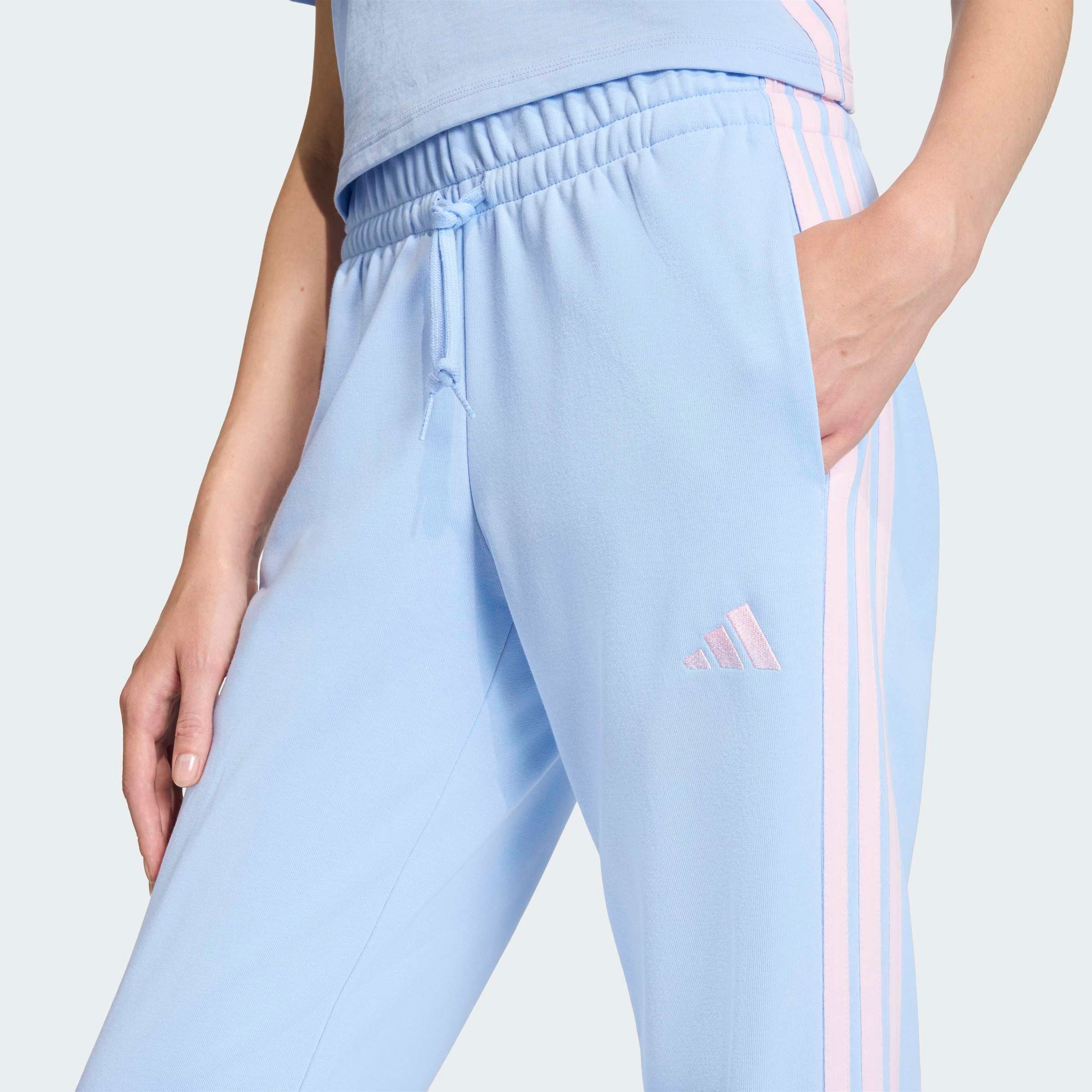 adidas Sportswear Sporthose ESSENTIALS 3-STREIFEN FRENCH TERRY CUFFED Reguläre Passform, mittelhoher Bund, weiches French Terry Material