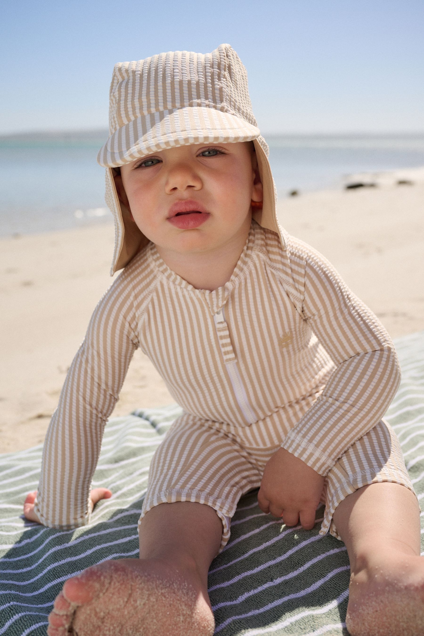 Next Badeanzug Gestreifter Sonnenschutz-Badeanzug und Mütze, Set (2-St)