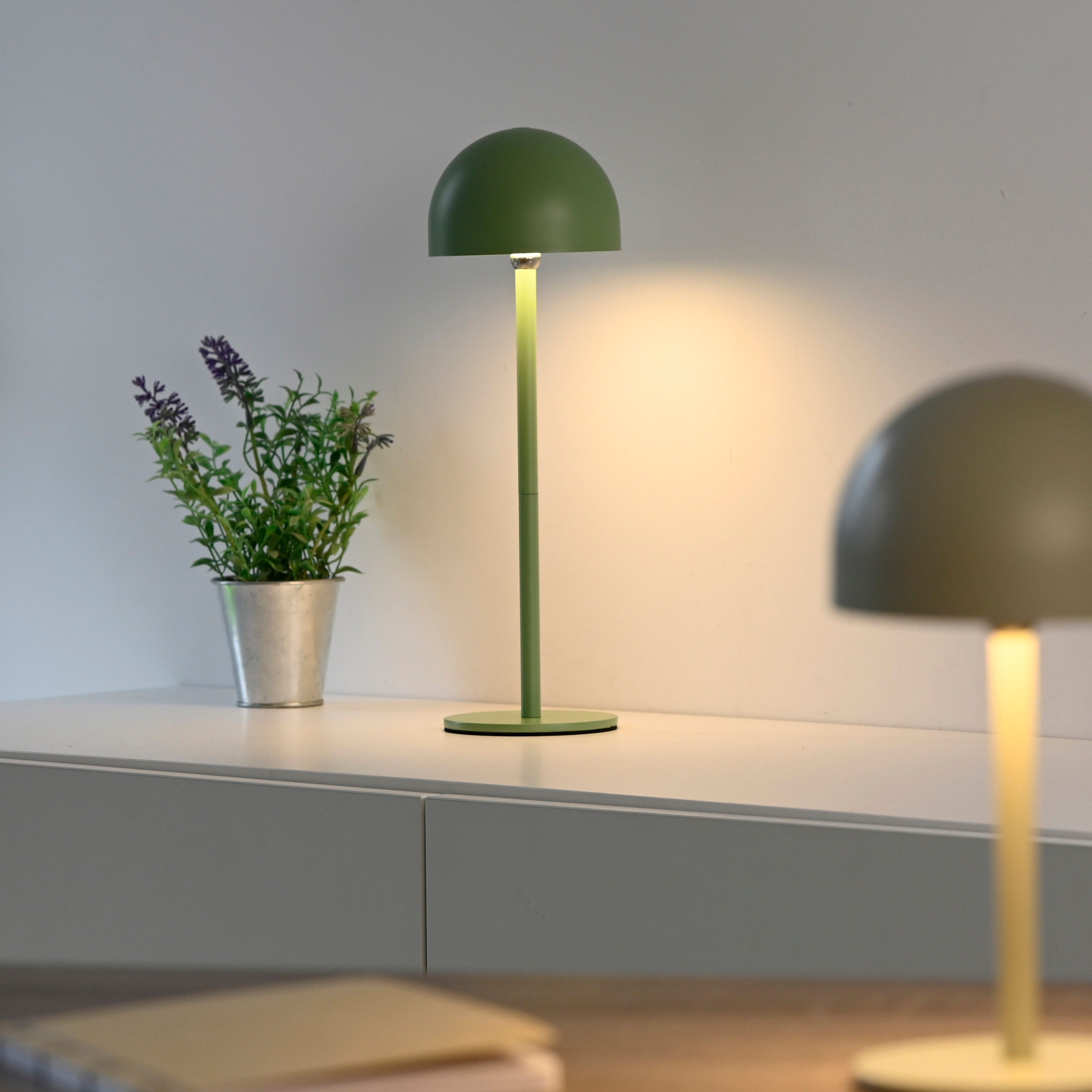 OTTO home Tischleuchte Akku Tischlampe Gerrin Indoor Outdoor, magnetischer Flaschenaufsatz, Dimmfunktion, Memoryfunktion, LED fest integriert, Warmweiß, Pilzlampe Flaschenaufsatz, Regulierung der Lichtstärke, Pilz, Lampe