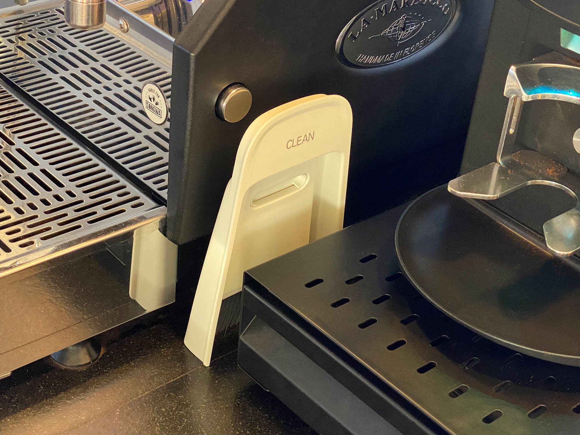 um der Ecke ordentlichen, Reinigung Arbeitsplatzes präzisen Kaffeemaschine Blau für Schaufel mit »Scopa Barista die Reinigungsbürste, rund scarlet die von « espresso ihres Reinigungsbürste dient espresso scarlet