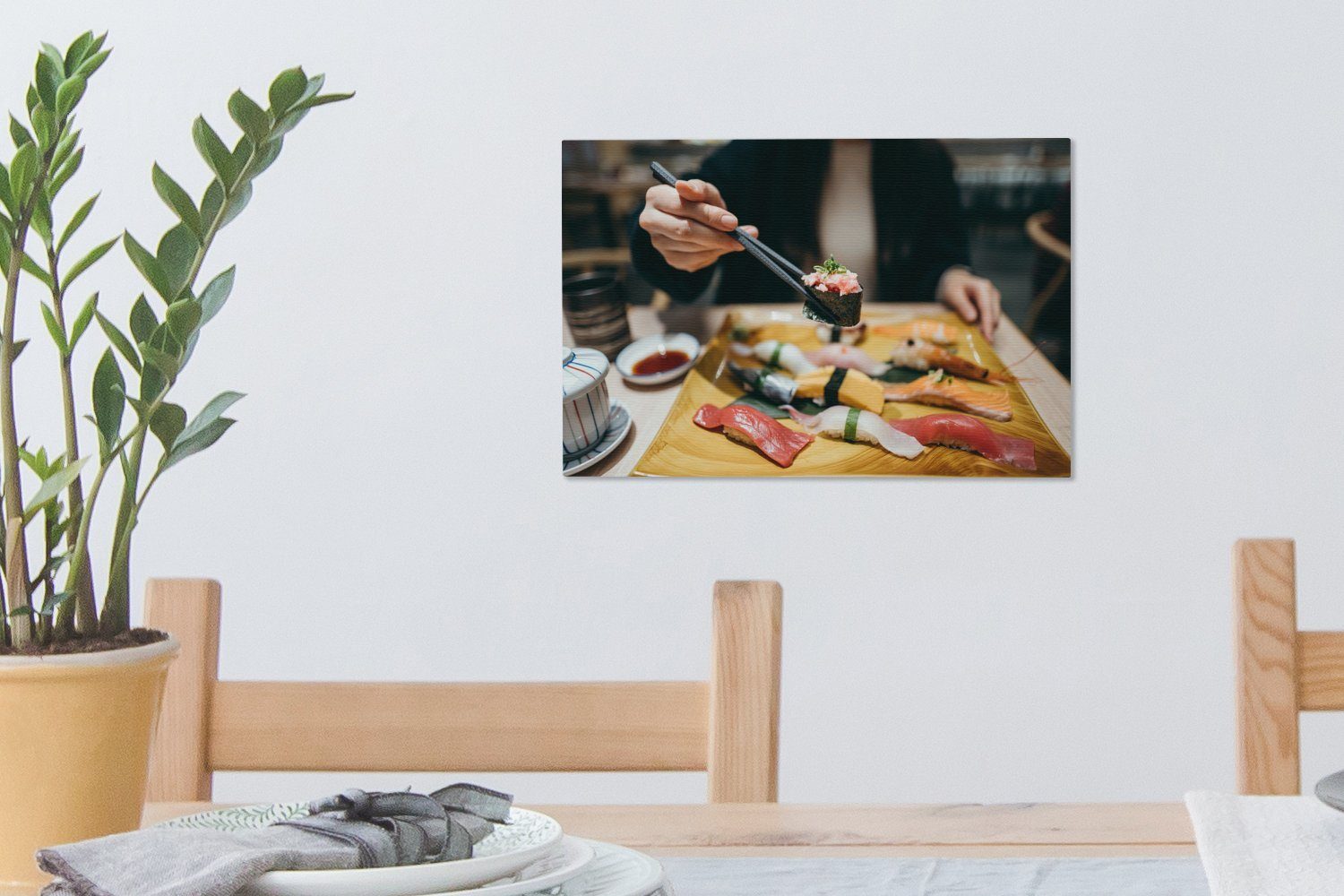 30x20 die cm Leinwandbild Leinwandbilder, Wandbild japanischen aus St), Wanddeko, Aufhängefertig, isst, OneMillionCanvasses® Sushi Küche einer Nahaufnahme der (1 Frau,