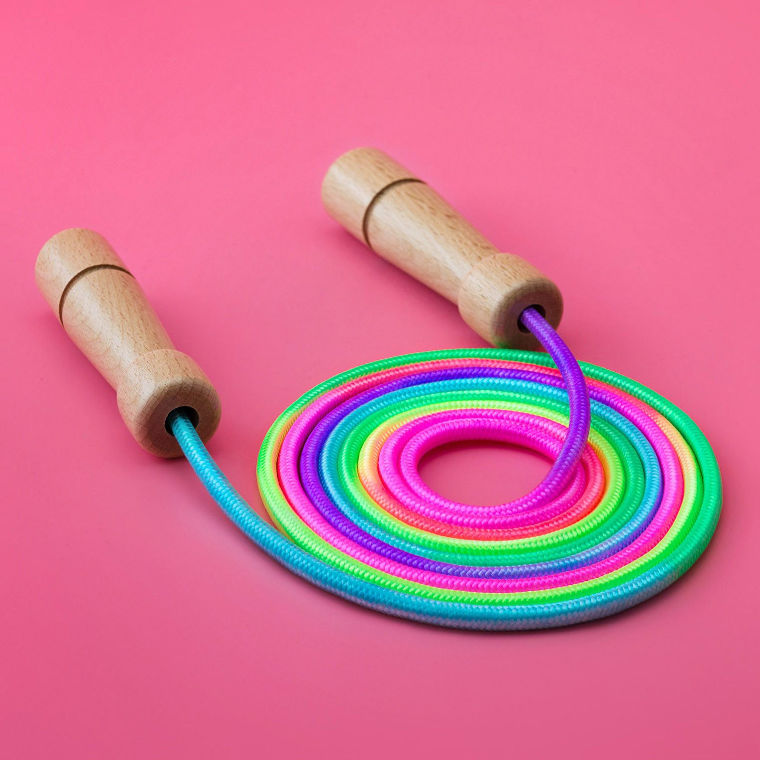 Springseil Premium Verstellbares Regenbogen Hüpfseil mit Holzgriffen für Kinder