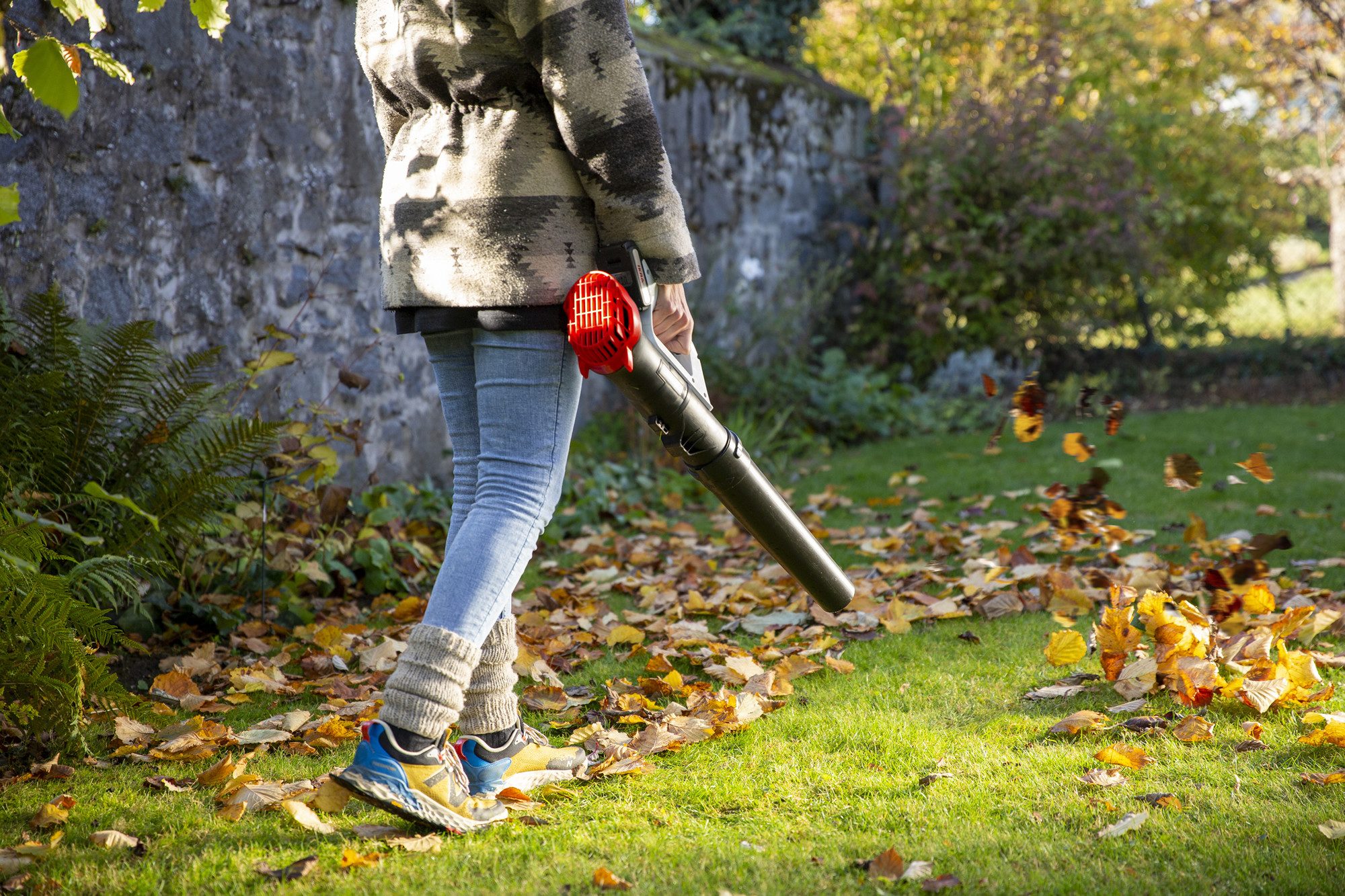 ikra GmbH Akku-Laubbläser ICB 20, (inkl. 2 x 20V Akkus (2 x 2,0 Ah) & Schnelllader), Axial-Gebläse, bis zu 150 km/h, besonders leicht (1,8kg)