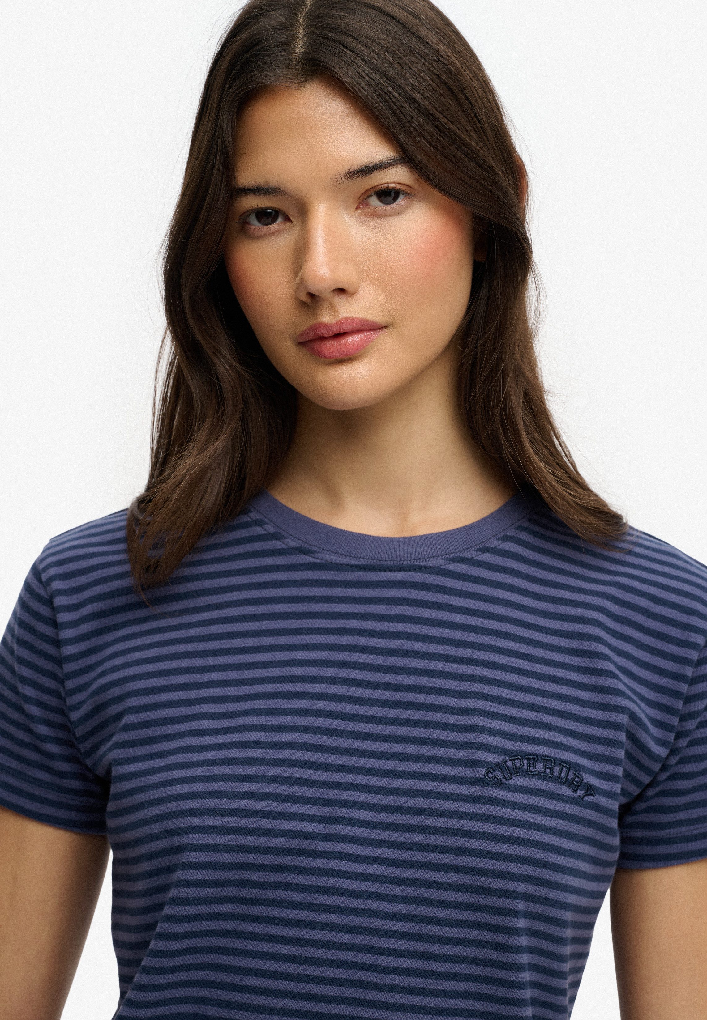 Superdry T-Shirt ESSENTIAL LOGO STR FITTED TEE angenehmes Tragegefühl durch besonders weiche Haptik – Bild 3 von 5