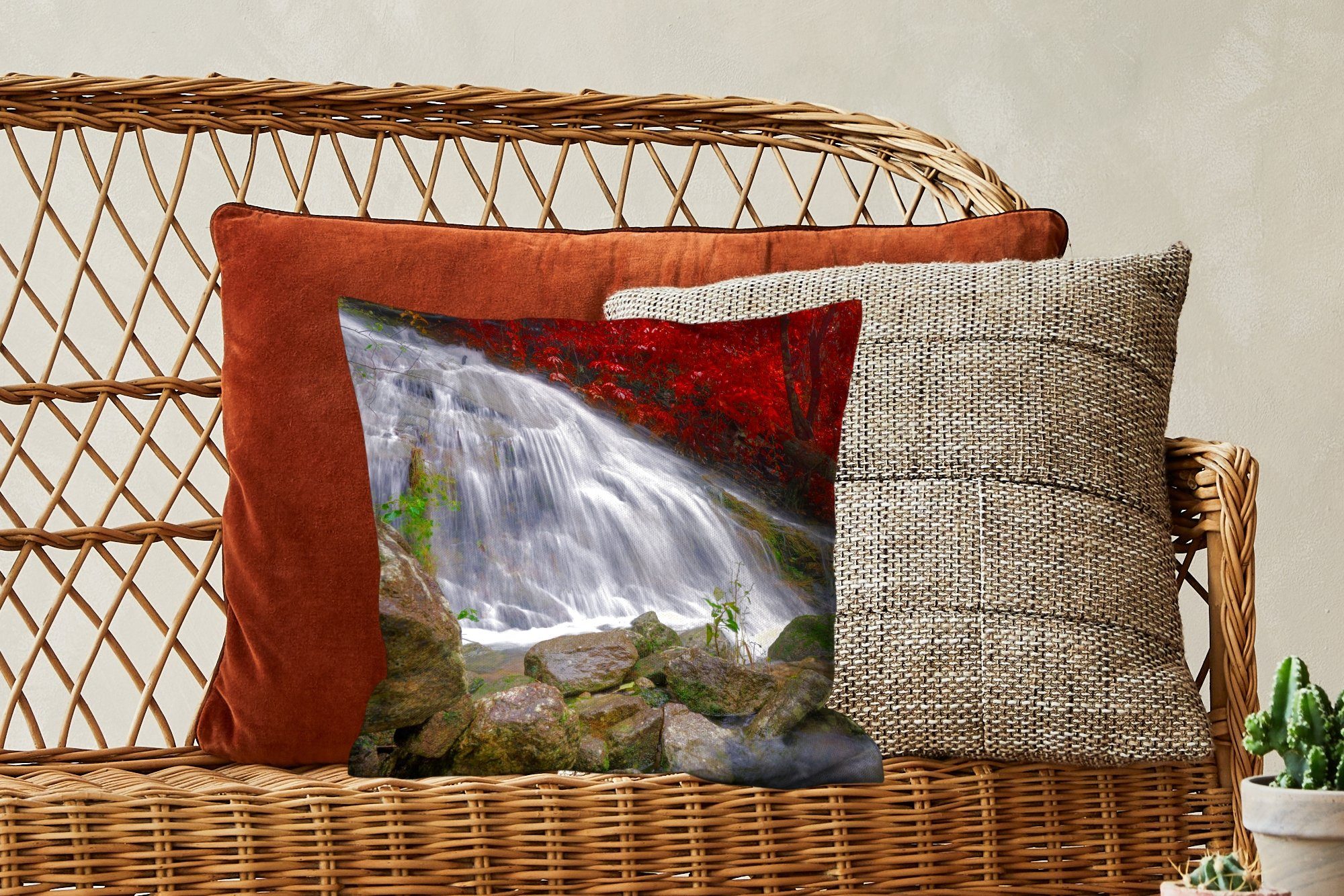 mit Herbst, - Wasserfall MuchoWow für Füllung Wasser - Sofakissen Dekokissen Felsen Schlafzimmer, Deko, - Wohzimmer, Zierkissen
