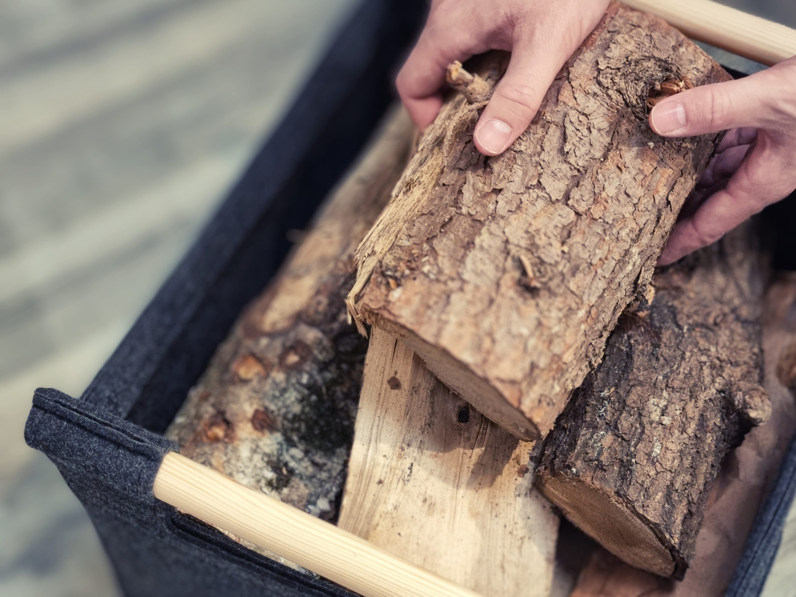 Stich-haltig Kaminholzkorb Filzkorb für Kaminholz mit Holzgriffen - robuster Kaminholzkorb, Griffe aus Echtholz