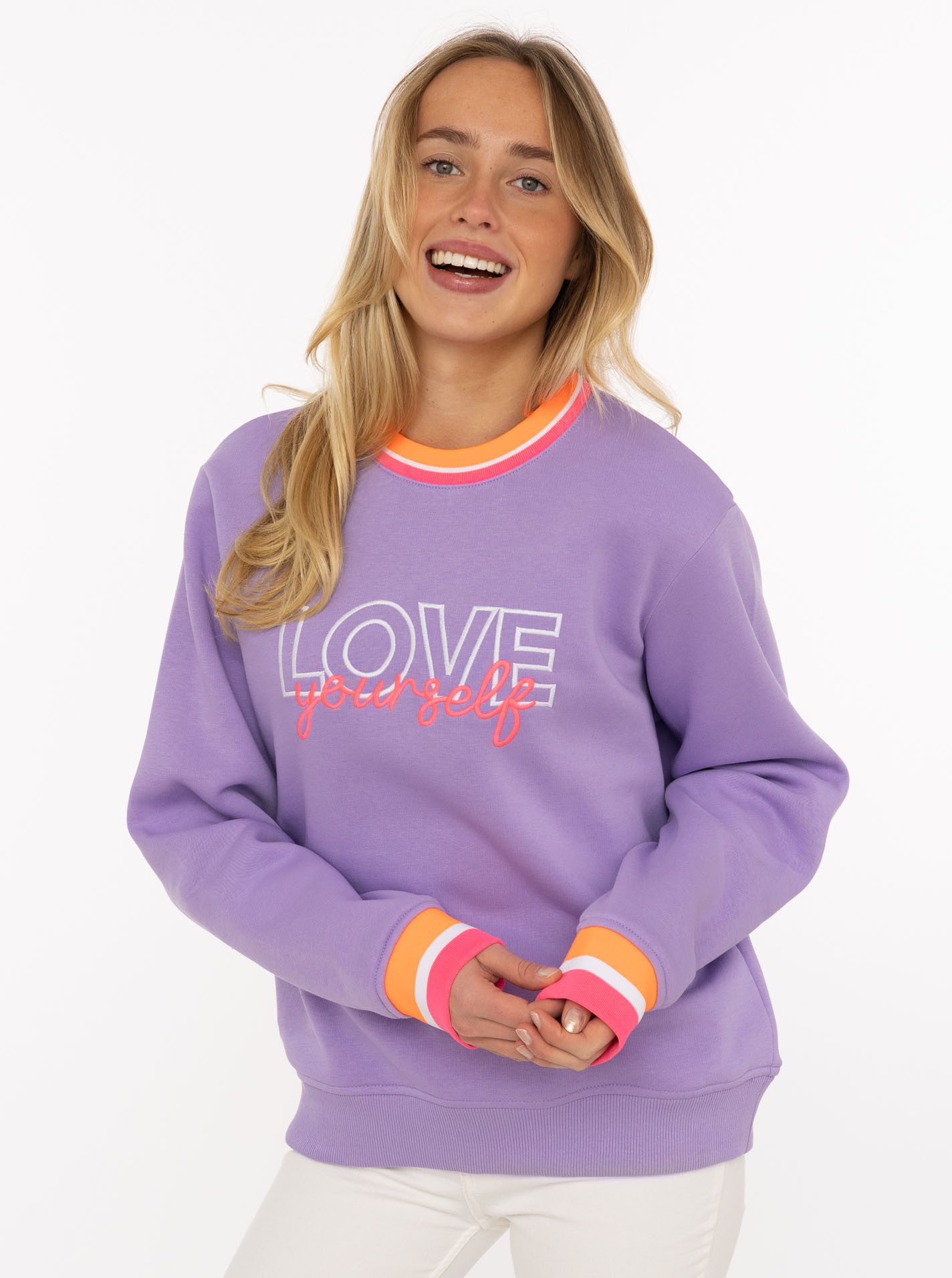 Zwillingsherz Hoodie "Love Yourself" Rundhals, gestreifte Neon-Bündchen, gestickter Schriftzug