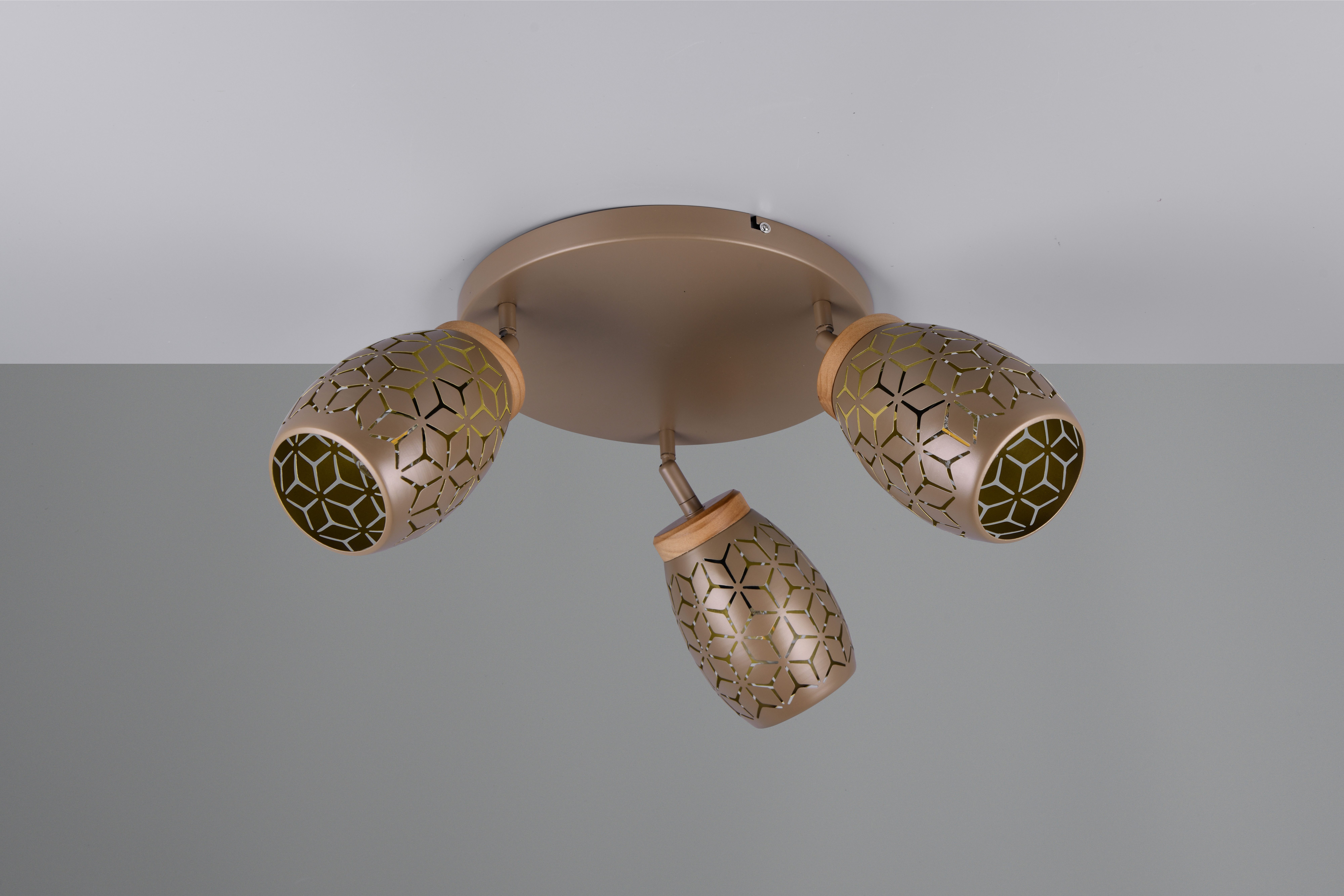 Reality Leuchten Deckenleuchte BIDAR, Deckenlampe mit 3 schwenkbaren Spots, exkl 3x E14 max 10W, Leuchtmittel wechselbar, warmweiß - kaltweiß, Metall-Lampenschirm mit Lasercut Muster und Holz-Dekoelement Ø 58cm