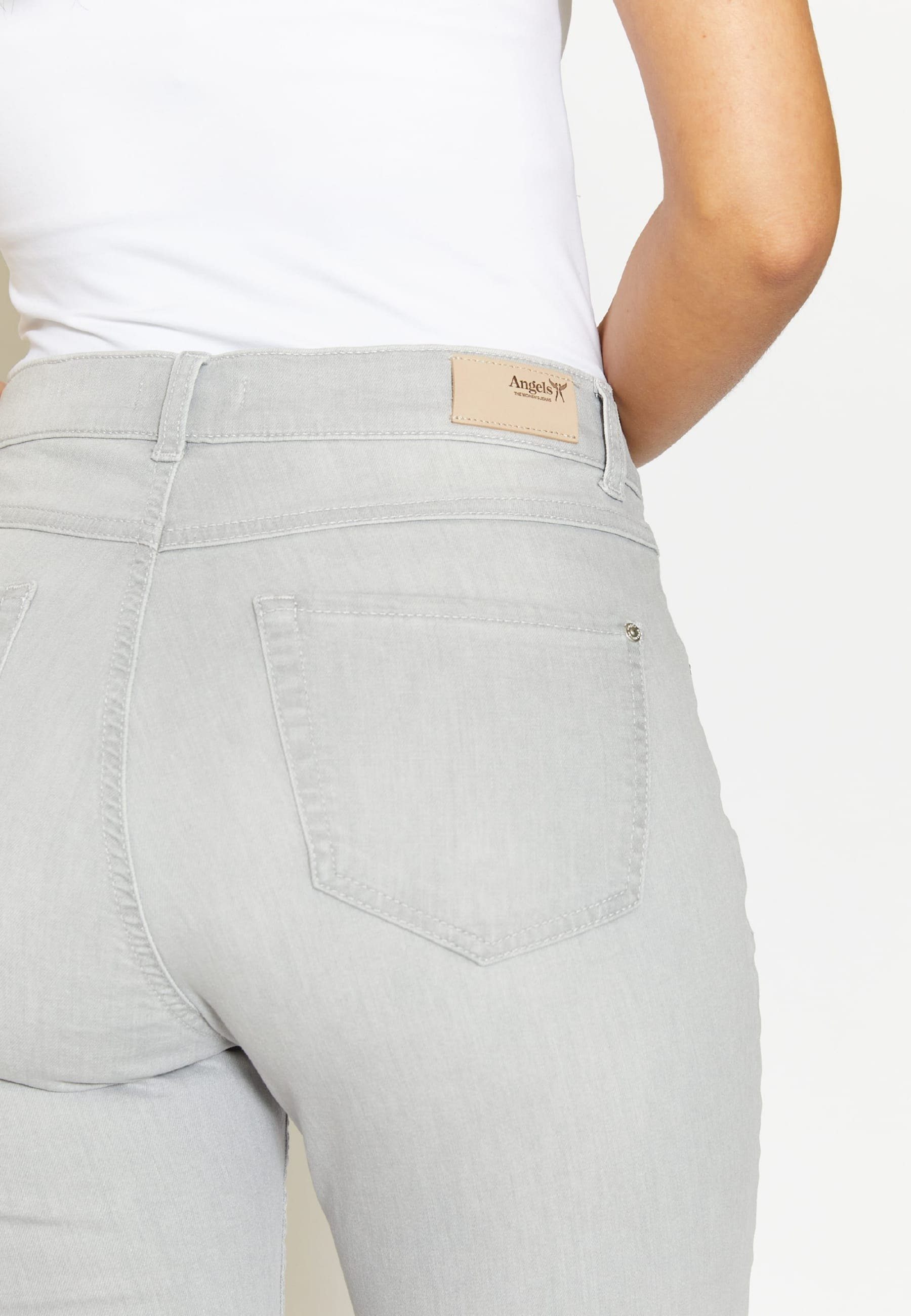 mit TU Used-Look Label-Applikationen ANGELS hellgrau Jeans 5-Pocket-Jeans mit Capri