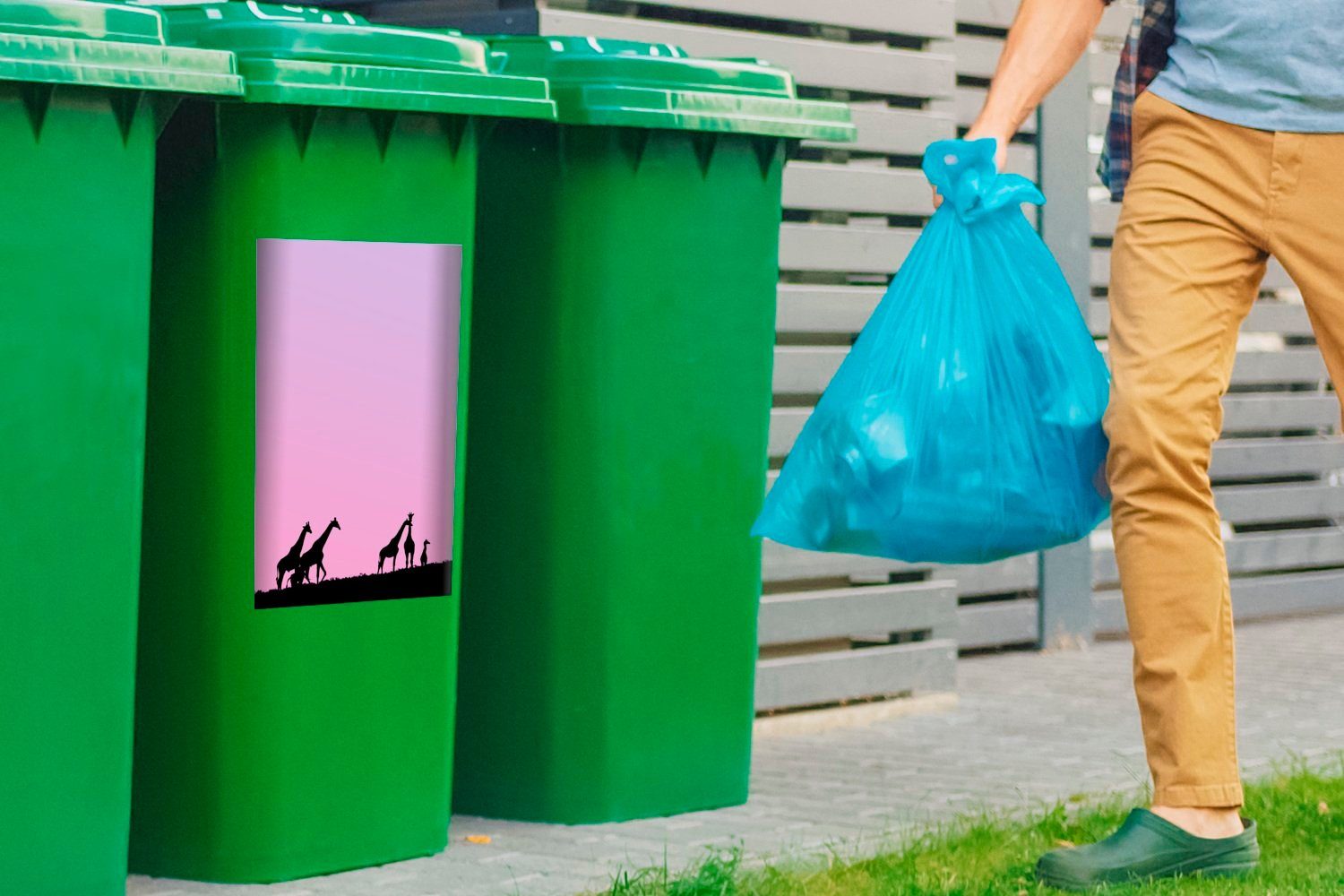 Sticker, Wandsticker MuchoWow von Mülltonne, Silhouette mit (1 Mülleimer-aufkleber, rosa Himmel Container, St), Giraffen Abfalbehälter