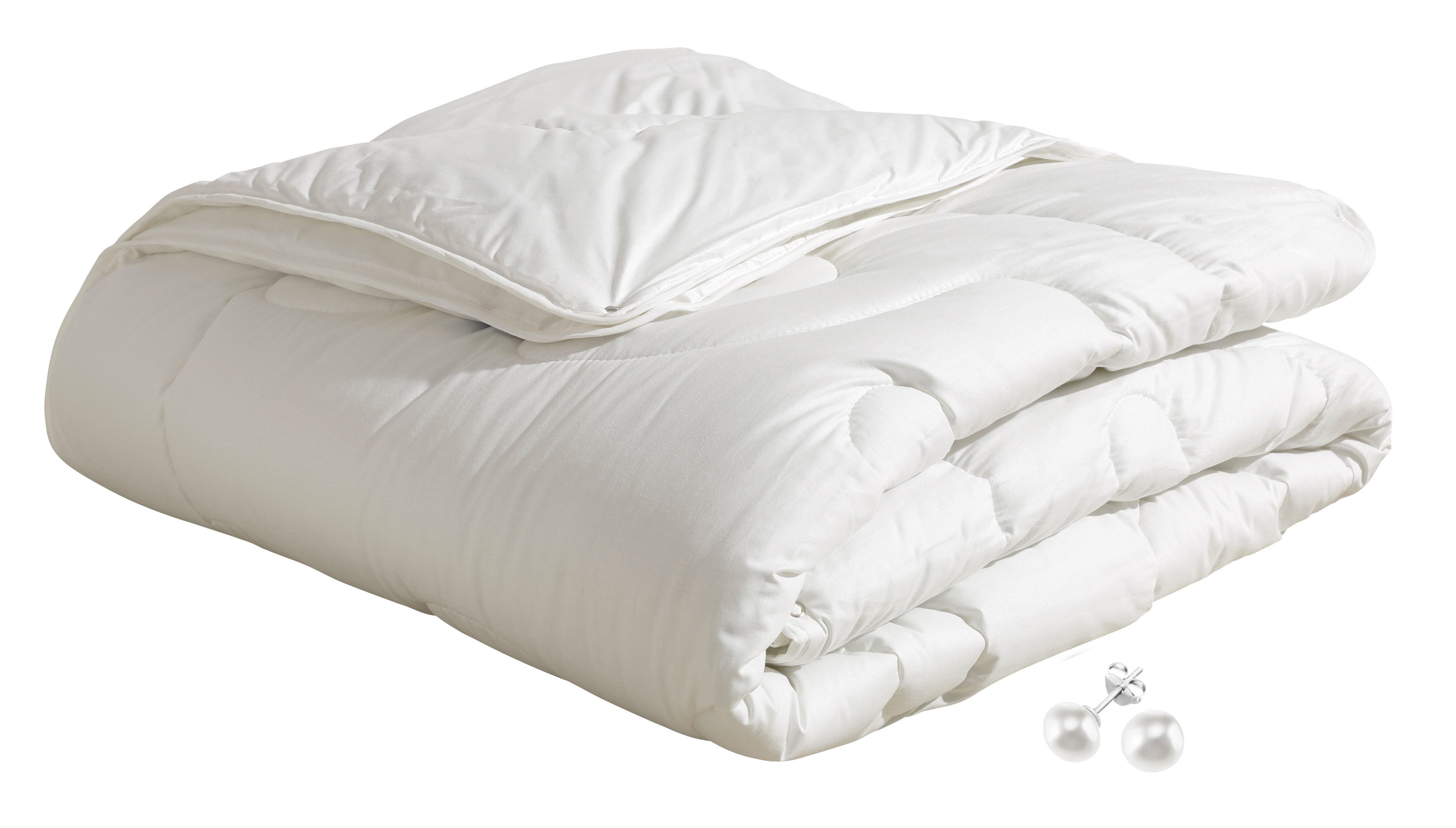 Beco Kunstfaserbettdecke Aerelle™ Blue "Gold" NEUHEIT Bettdecke mit Gratis-Perlenohrsteckern, Füllung: recycelte Polyesterfaser, Bezug: KbA-Bio-Baumwoll-Perkal, Jetzt zugreifen: Gratis-Aktion nur bis 31.12.2025!. Reduzierter Preis € 104,99. Unverbindliche Preisempfehlung € 189,90