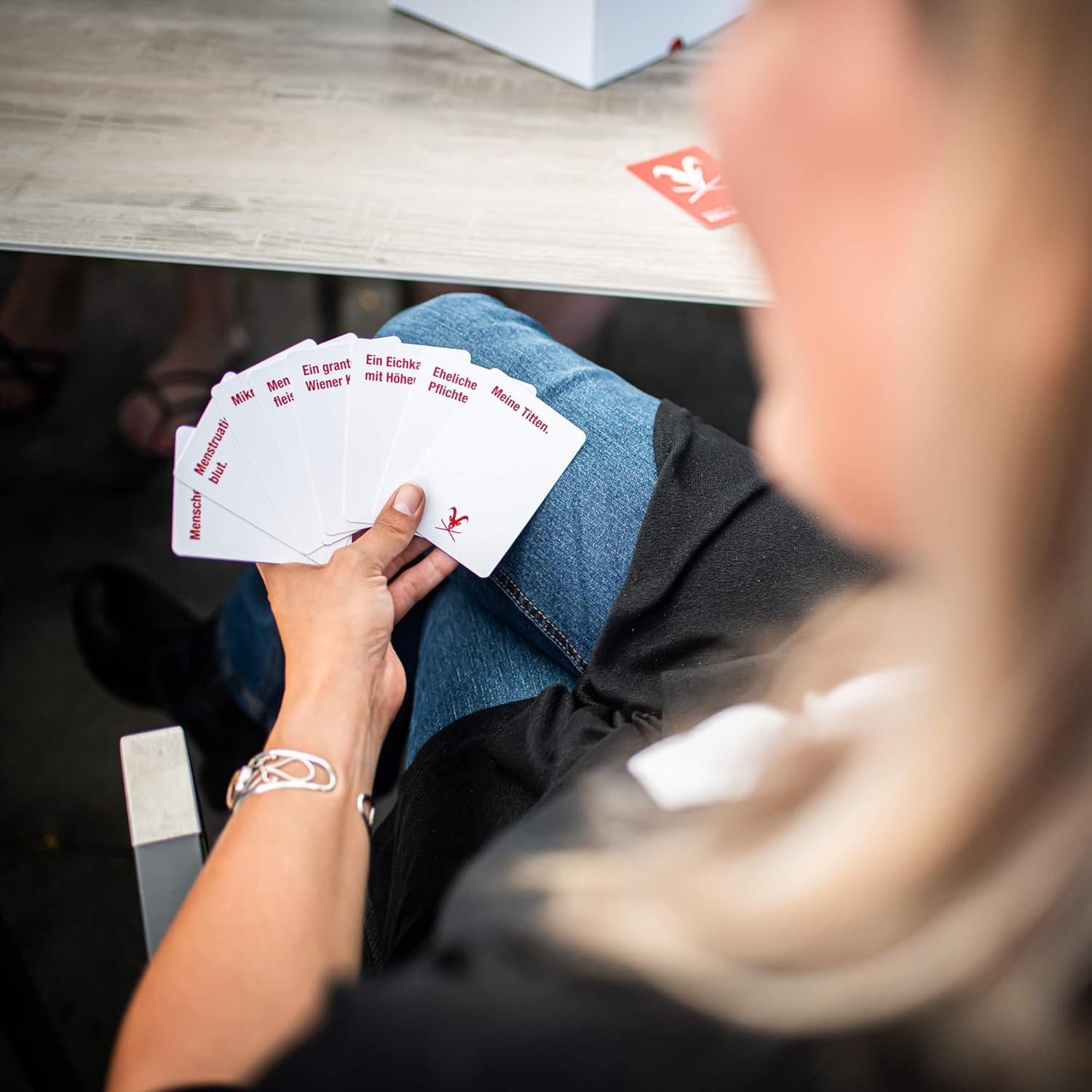 Kampfhummel Spiele Spiel Kampf gegen die Korinthenkacker, Partyspiel für Erwachsene ab 16 Jahre, Lustiges Kartenspiel für Österreicher, Schwarzer Humor, 3 - 10 Spieler