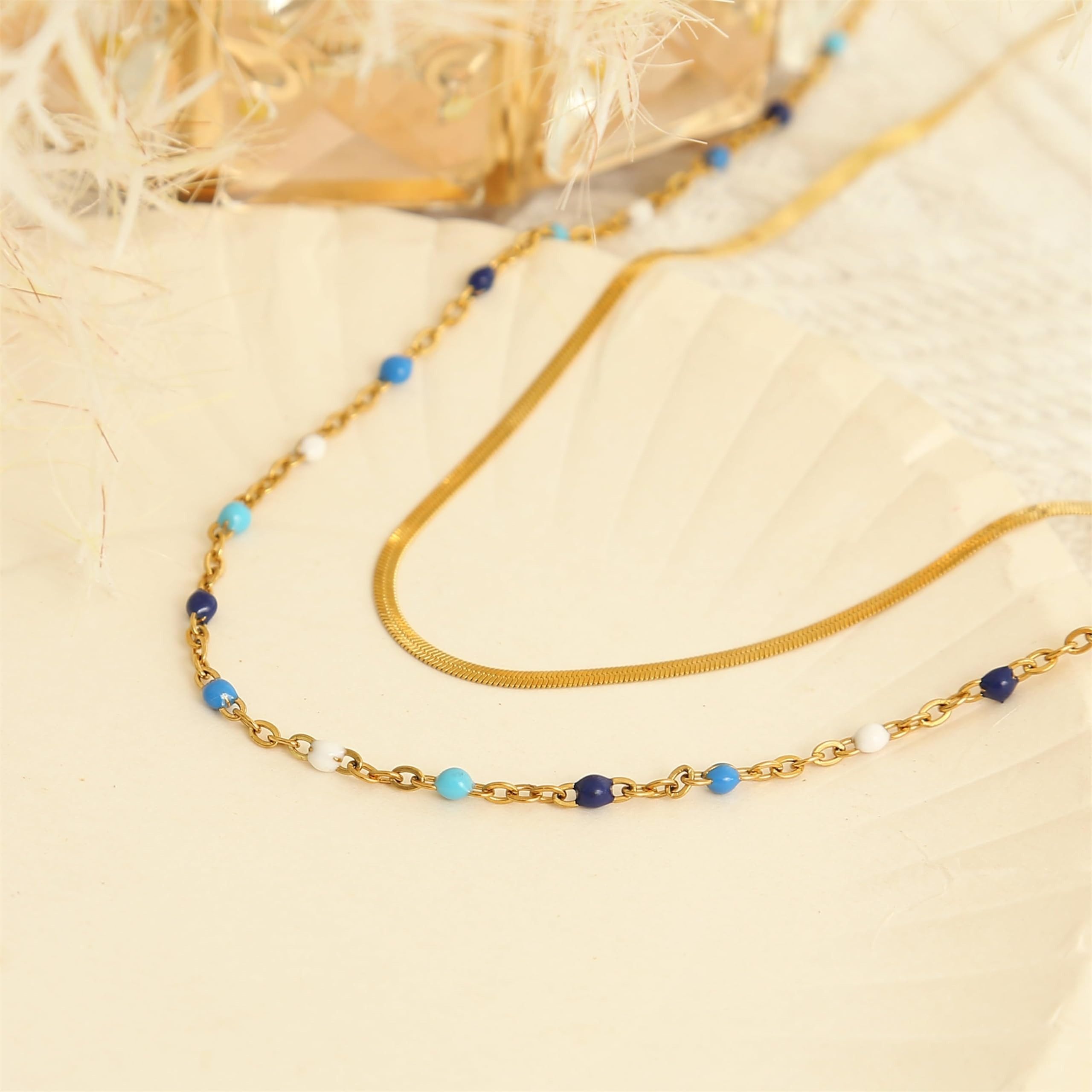 Made by Nami Choker Doppelreihige Kette Damen Gold in Schlangendesign und mit Perlen, Robuster Karabiner Verschluss Boho Schmuck - 40 + 5 cm