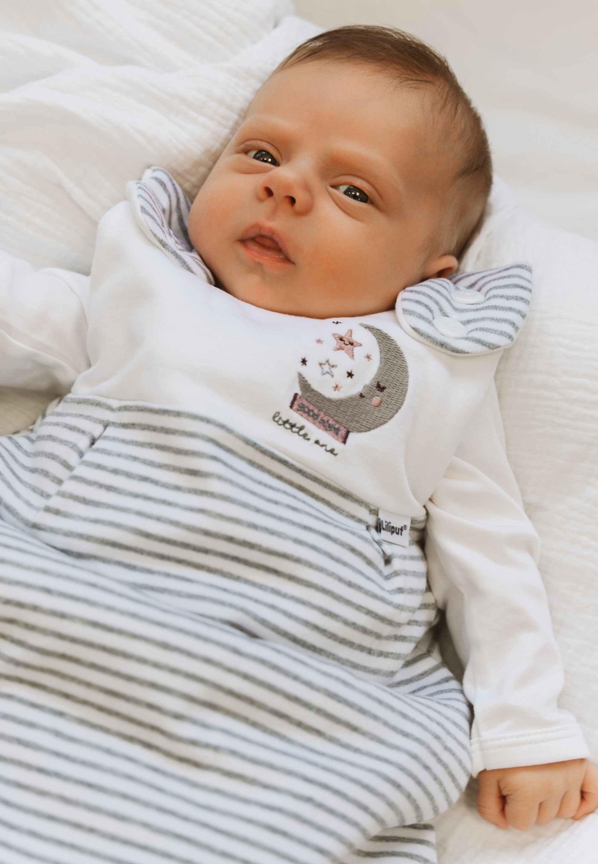 im Streifendesign Liliput Babyschlafsack, grau-weiß