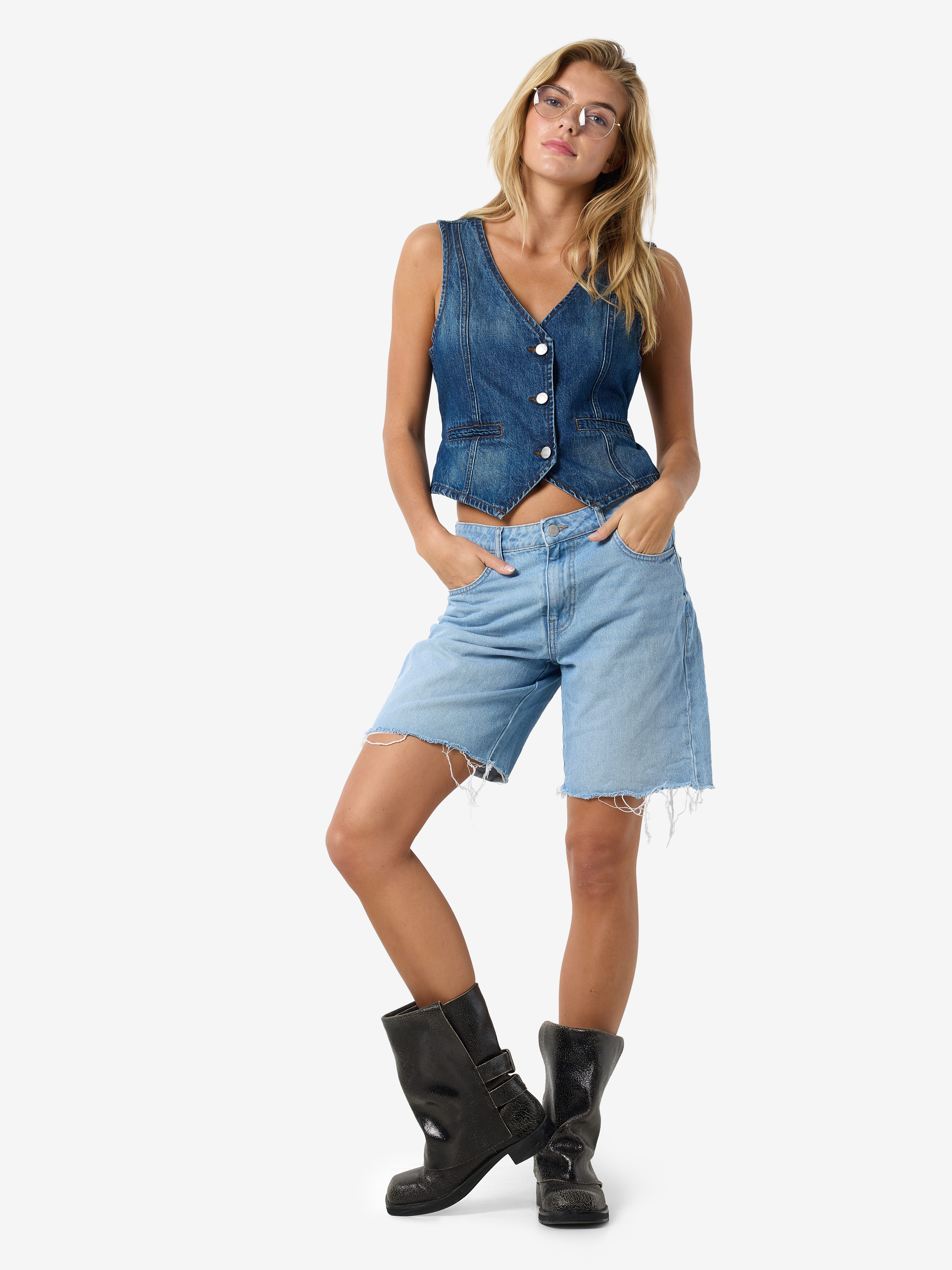 Noisy may Jeansshorts NMHOLLA NW LOOSE SHORT AZ425LB NOOS modisch offene Säume
