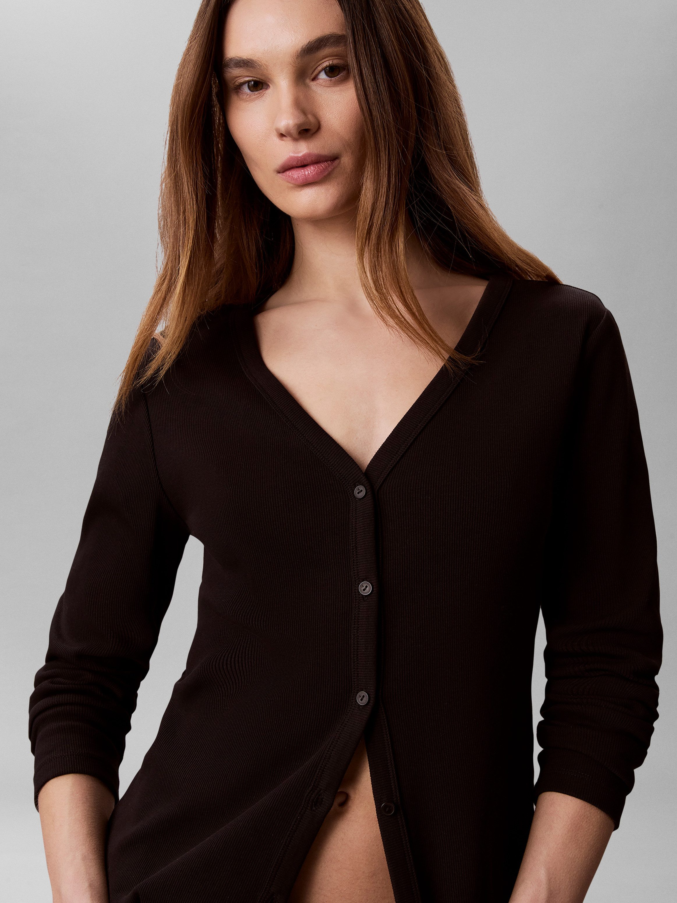 Calvin Klein Jeans Langarmshirt WOVEN LABEL BABY RIB BUTTON Figurbetonte Passform mit V-Ausschnitt – Bild 4 von 5