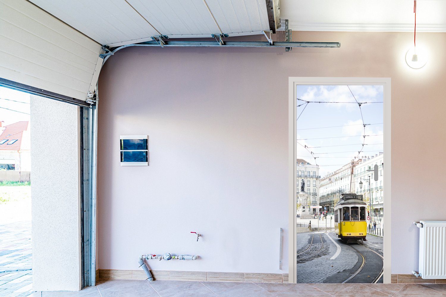 (1 mit Matt, Eine gelbe Seilbahn Lissabon, durch für Türtapete Straßenbahn Türaufkleber, cm Tür, einer 75x205 MuchoWow St), Fototapete fährt bedruckt,