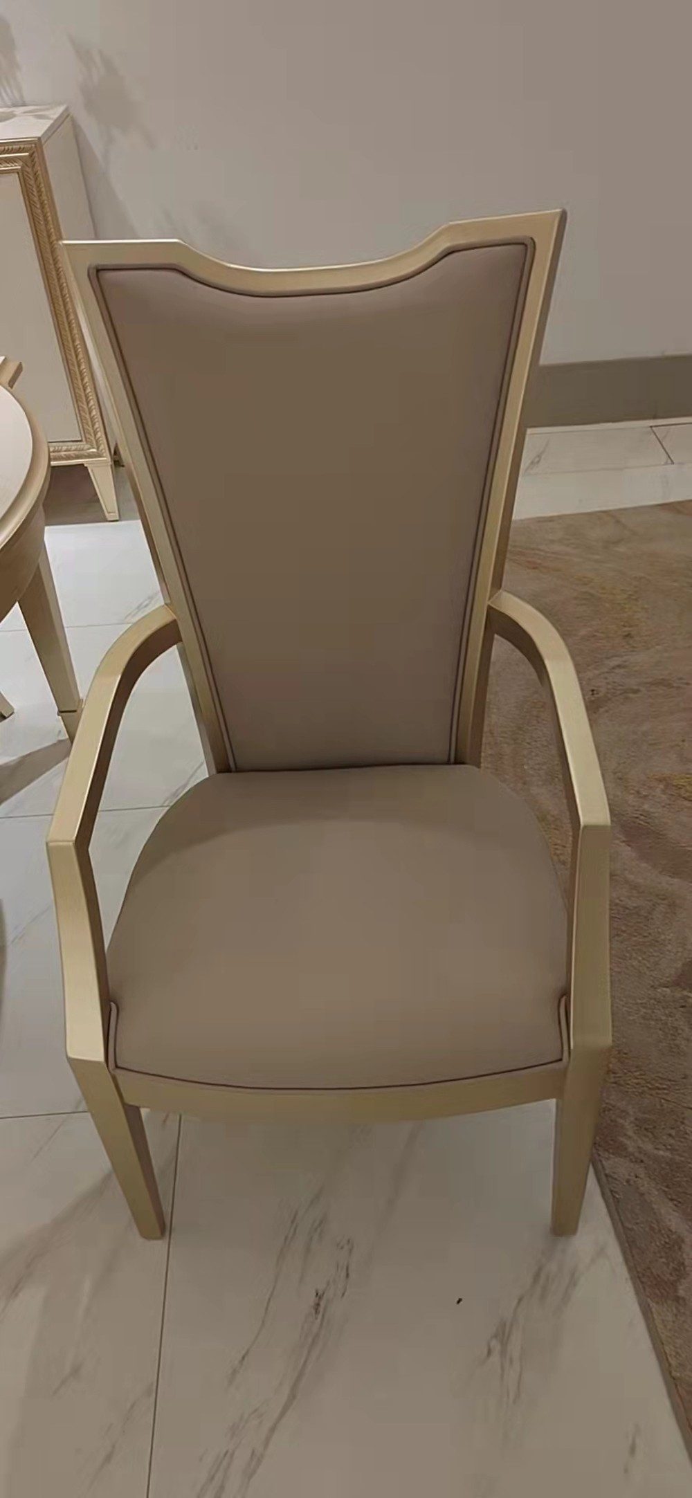 JVmoebel Armlehnstuhl Beiger Holzstuhl für Hotel und Esszimmer - Komfortable Sitzgelegenheit, Made in Europa