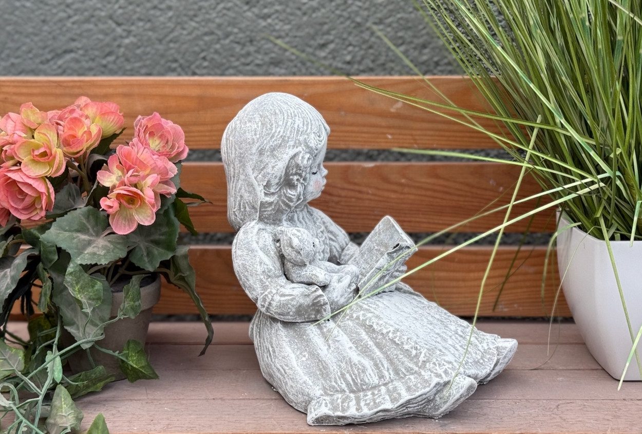 Stone and Style Gartenfigur Frostfeste Steinfigur Mädchen lesend mit Teddy