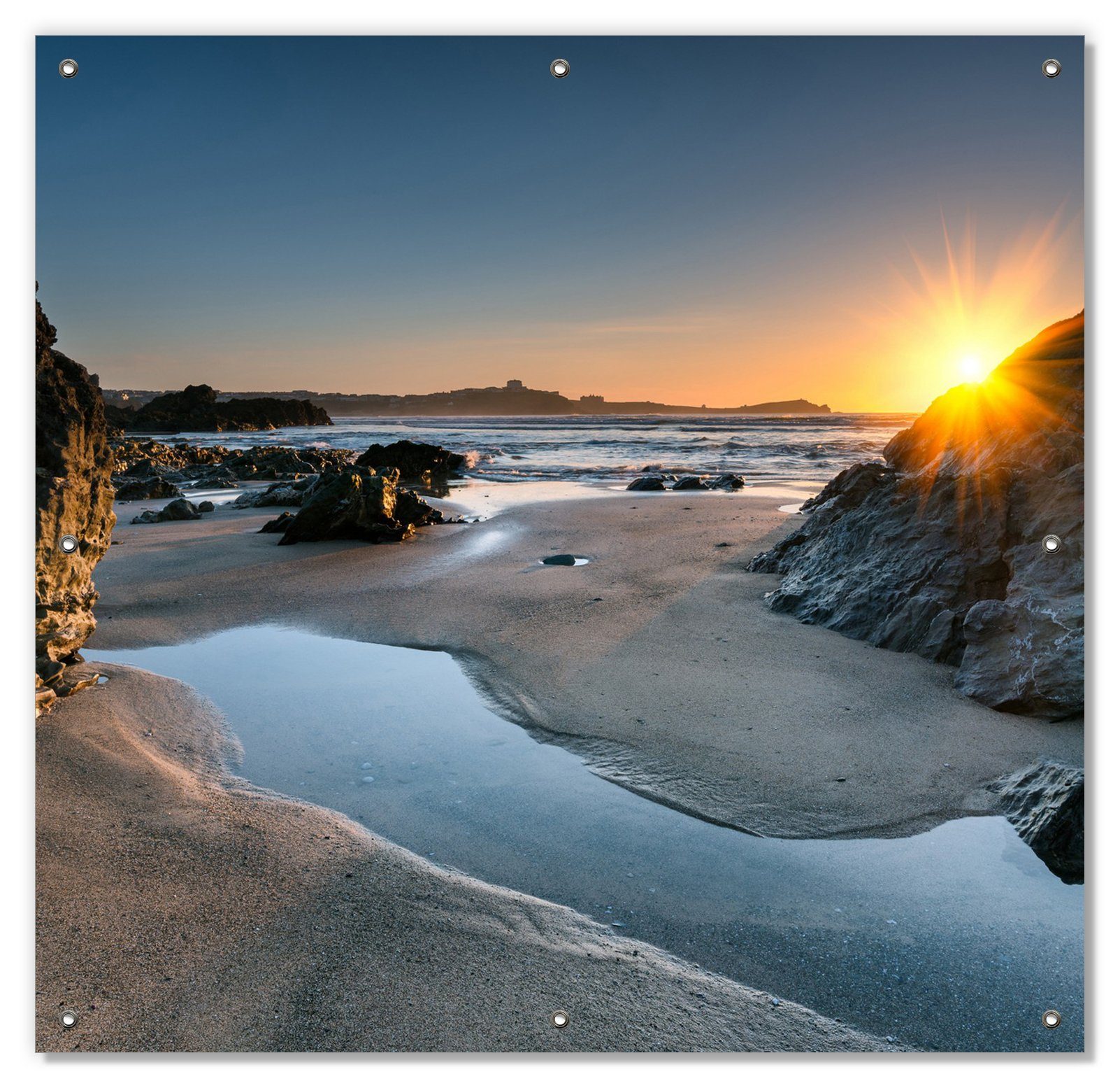 Sonnenschutz Sonnenuntergang hinter einem Felsen am Strand, Wallario, blickdicht, mit Saugnäpfen, wiederablösbar und wiederverwendbar