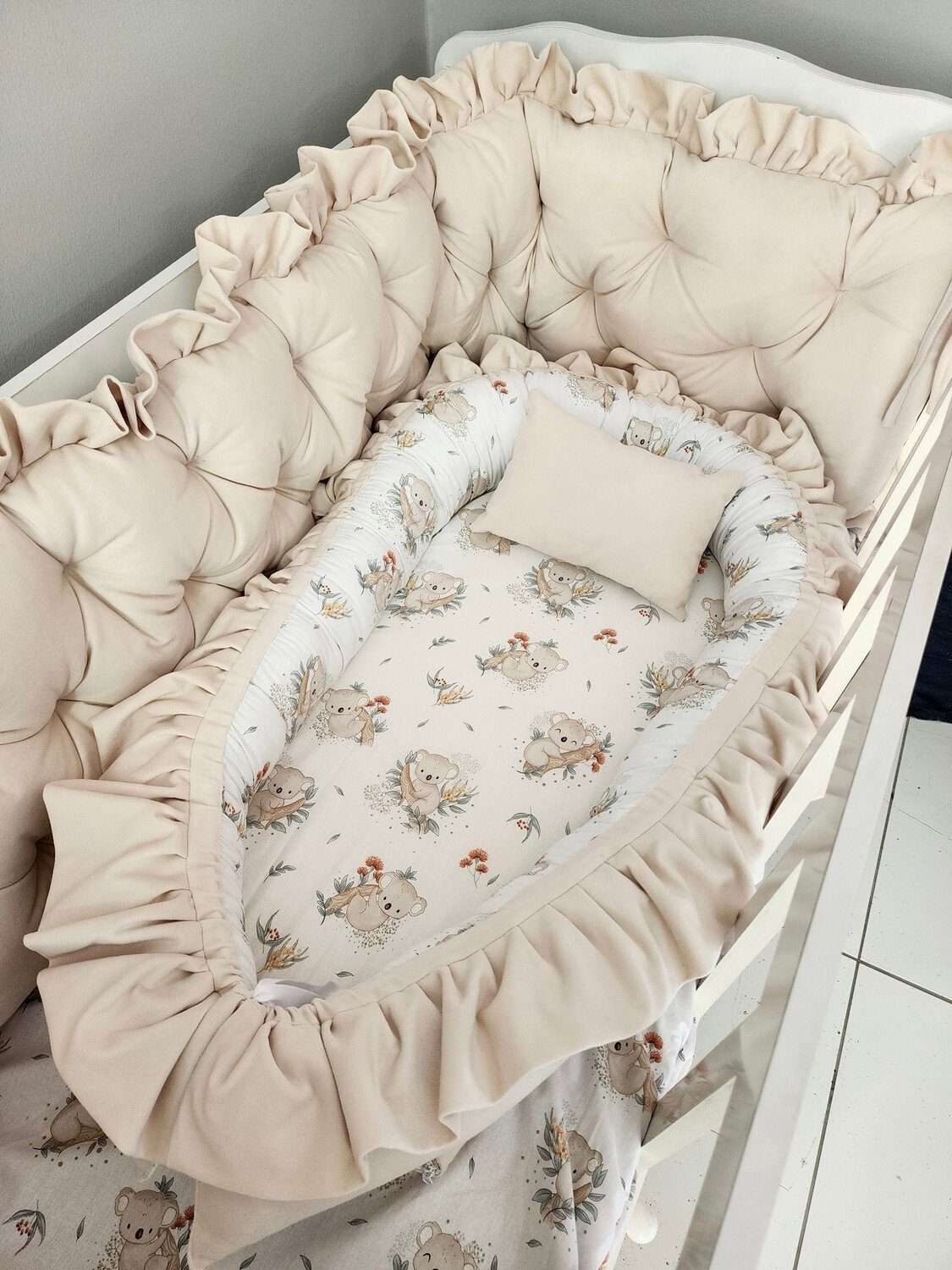 Baby Fancyroom Bettnestchen XL Babynest aus Premium Samt mit Volant Kuschelnest Babynestchen, XL Liegefläche, Mit Liebe handgefertigt, Dicke Matratze