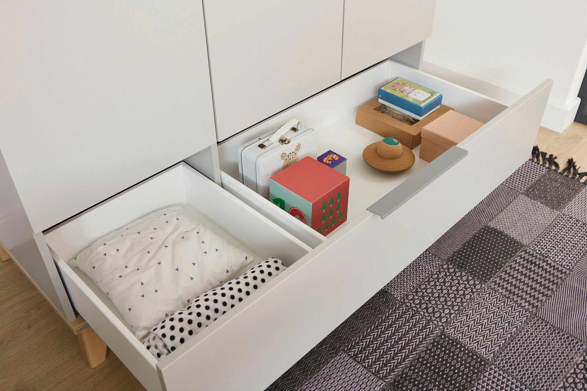 PAIDI Kleiderschrank FIENE in Grau, 3 Türen und 1 Schublade mit Soft-Close inkl. Kleiderstange und Einlegeböden, Kleiderschrank aus Holz