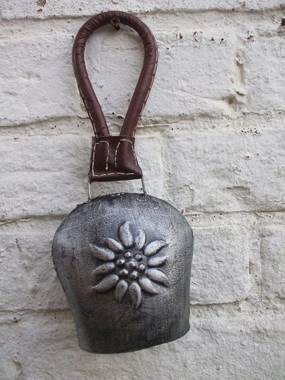 Deko-Impression Hängedekoration Klangvolle Kuhglocke,Glockenschelle Eisen grau Lederband 25 cm (1 St) – Bild 3 von 3