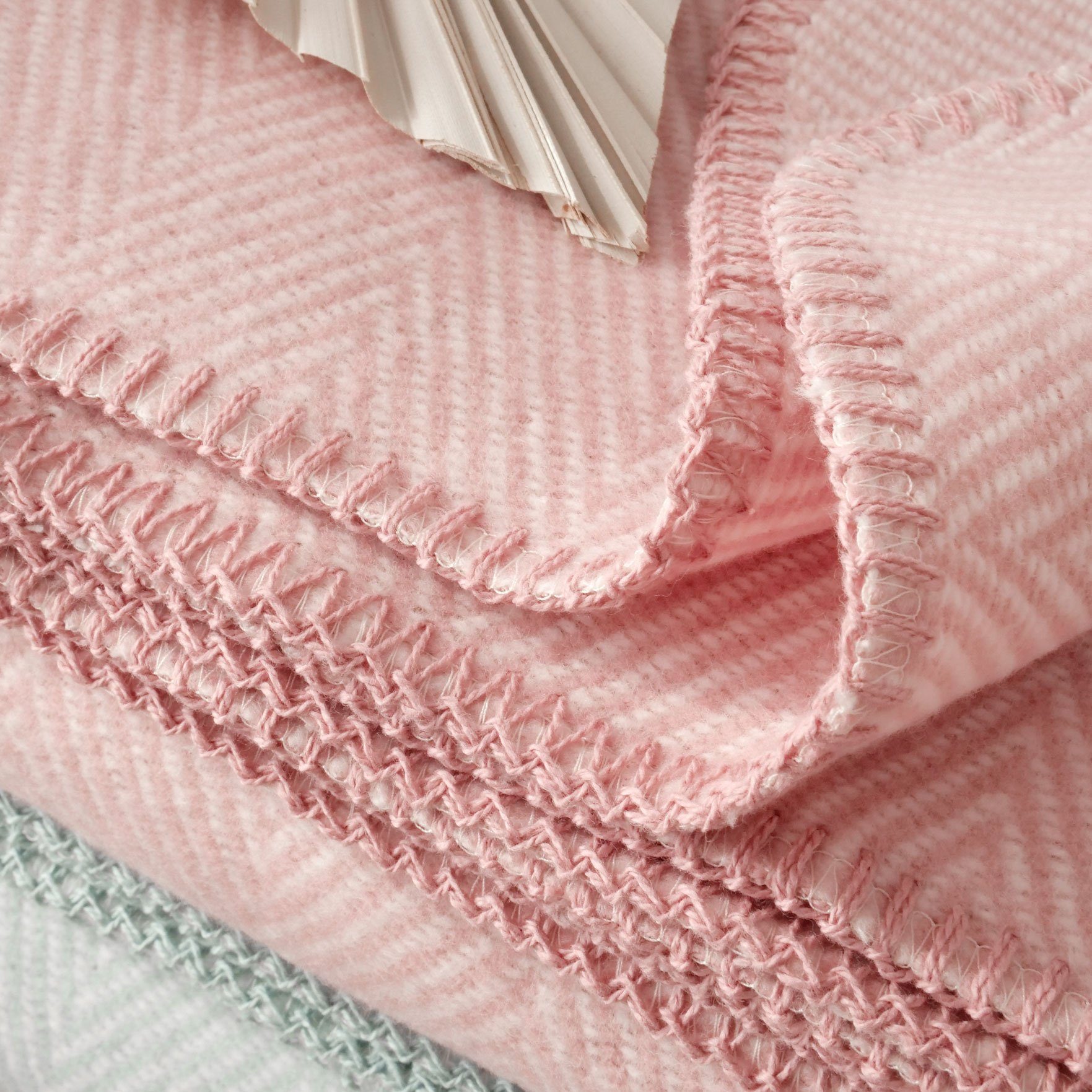 Wolldecke leichte Decke Finn Made in Germany - Kuscheldecken fürs Sofa, RIEMA Germany, nachhaltig aus 100% biologischer Baumwolle, weiche Sofadecke OEKO-TEX rosa