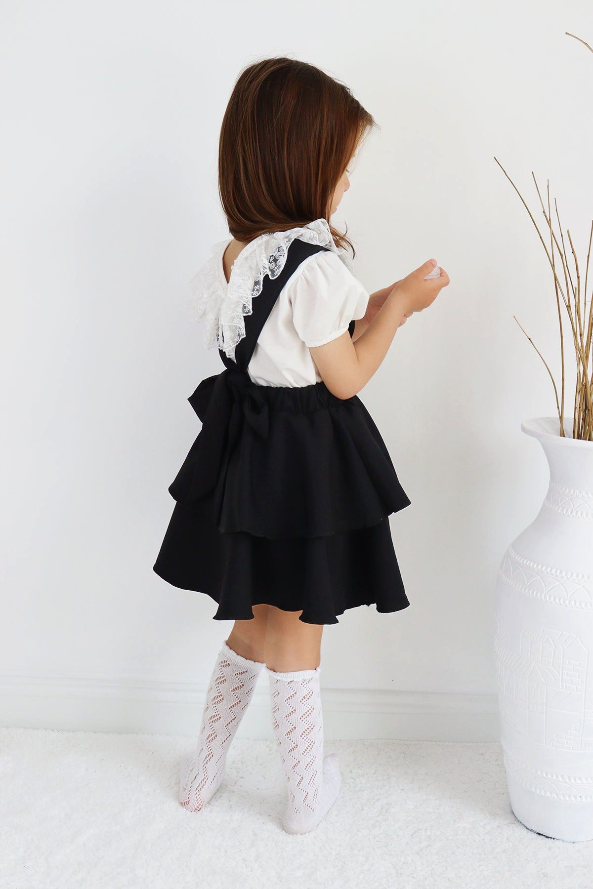 Parla Kids Shirt & Rock Schwarzes Kleid mit Trägern, kurzarm Shirt mit Spitzendetails im Set