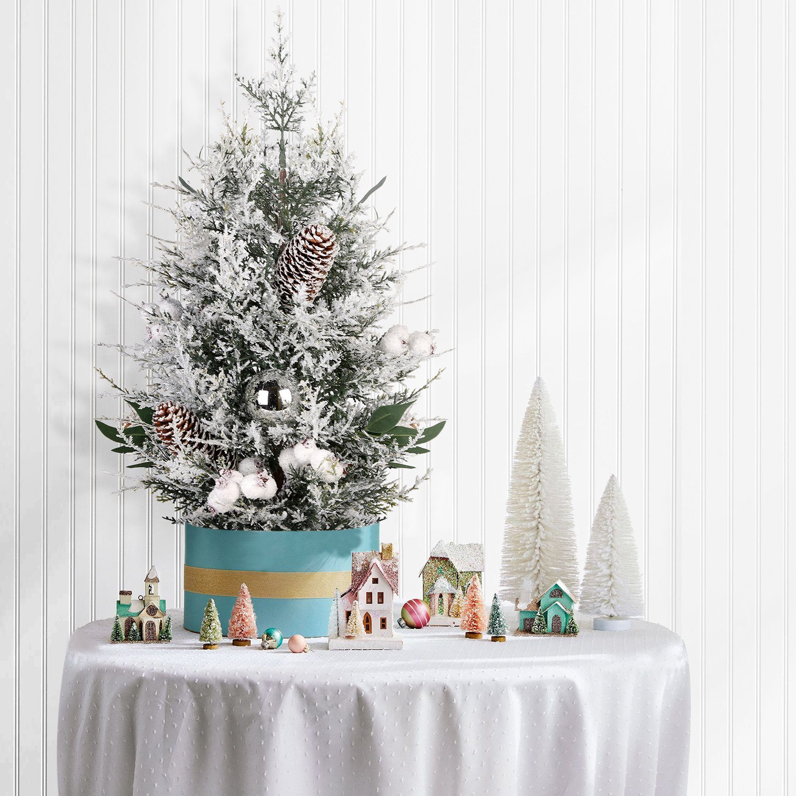 Salcar Künstlicher Weihnachtsbaum 50 cm Mini Christbaum mit Weihnachtsbaum Deko, mit Schnee, aus 100% PE, Mini Tannenbaum mit Schnee und Zementbasis – Bild 3 von 5