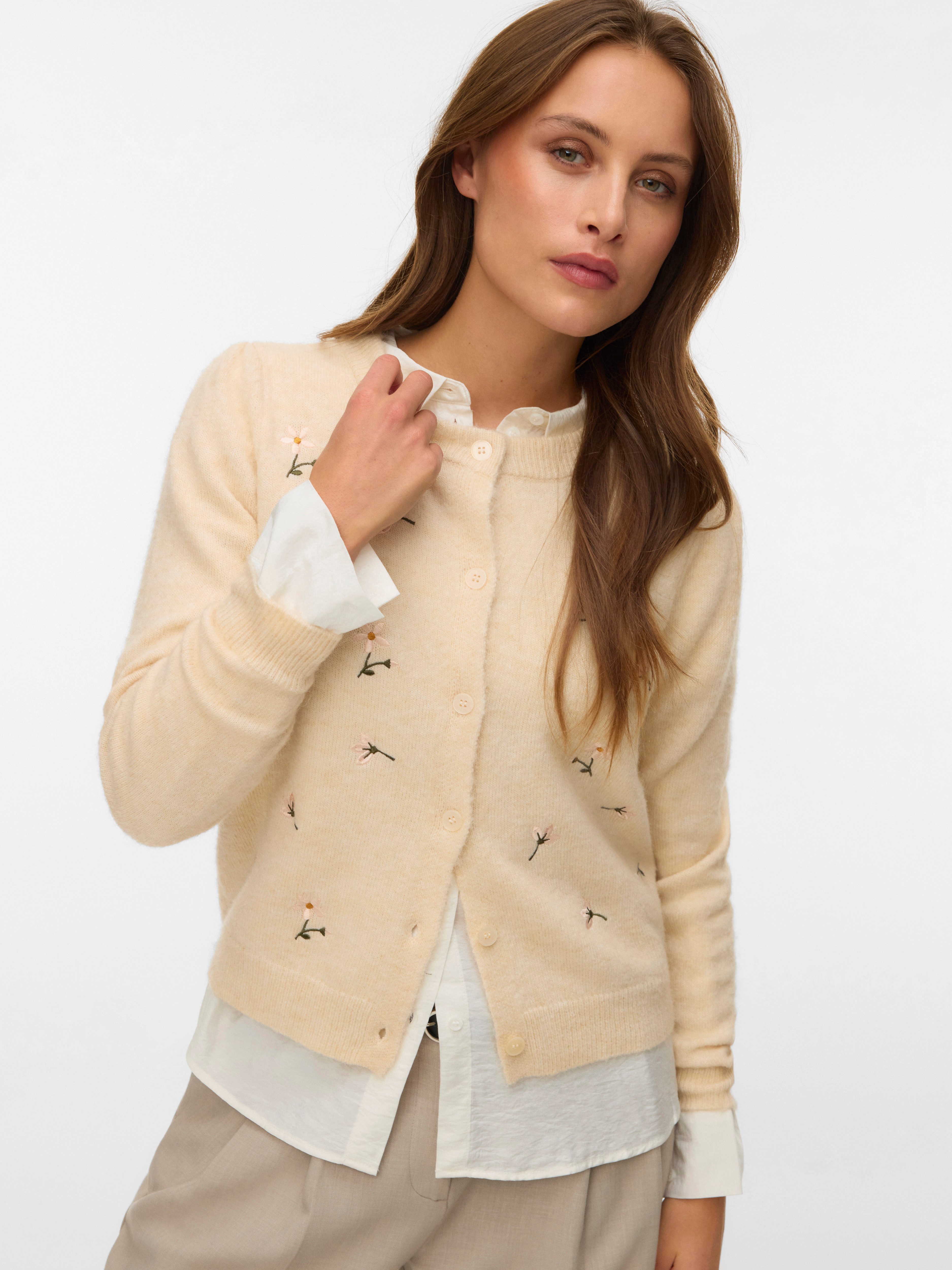 Vero Moda Strickjacke VMFIORELLA EMB LS O-NECK SHORT CARD BOO mit Blumensti günstig online kaufen