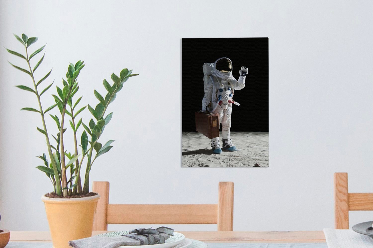 Zackenaufhänger, 20x30 St), inkl. - - bespannt OneMillionCanvasses® cm fertig Weltraum Astronaut Leinwandbild Gemälde, (1 Koffer, Leinwandbild