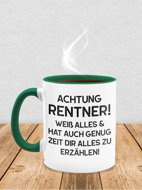 Shirtracer Tasse Achtung Rentner! Weiß alles & hat auch genug Zeit dir alles zu erzähle, Keramik, Rente Geschenk Kaffeetasse