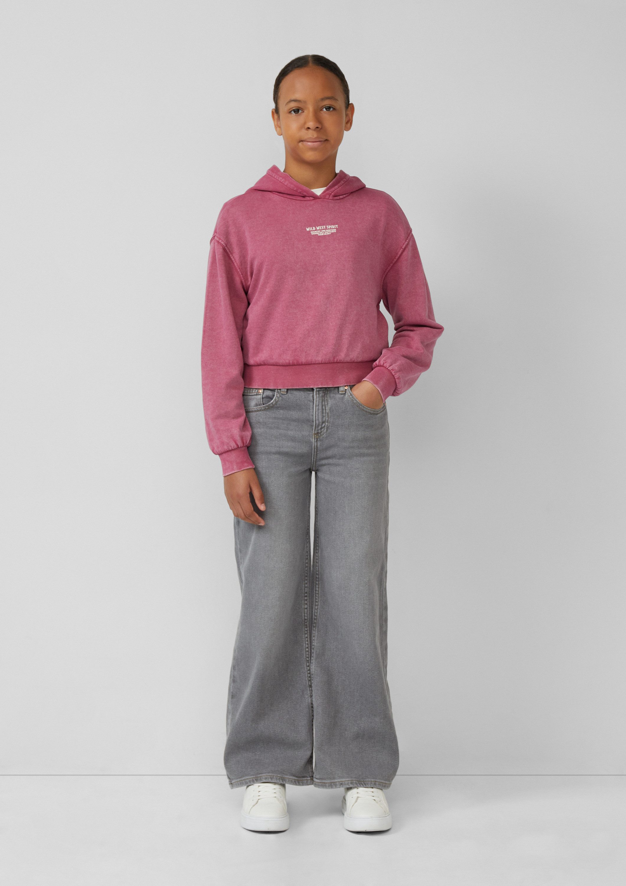 s.Oliver Sweatshirt Sweatshirt Kurzes Oversize-Sweatshirt mit Garment Dye und Rückenprint – Bild 3 von 4