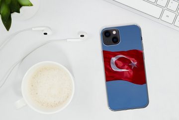 MuchoWow Handyhülle Eine türkische Flagge am blauen Himmel, Handyhülle Apple iPhone 13, Smartphone-Bumper, Print, Handy