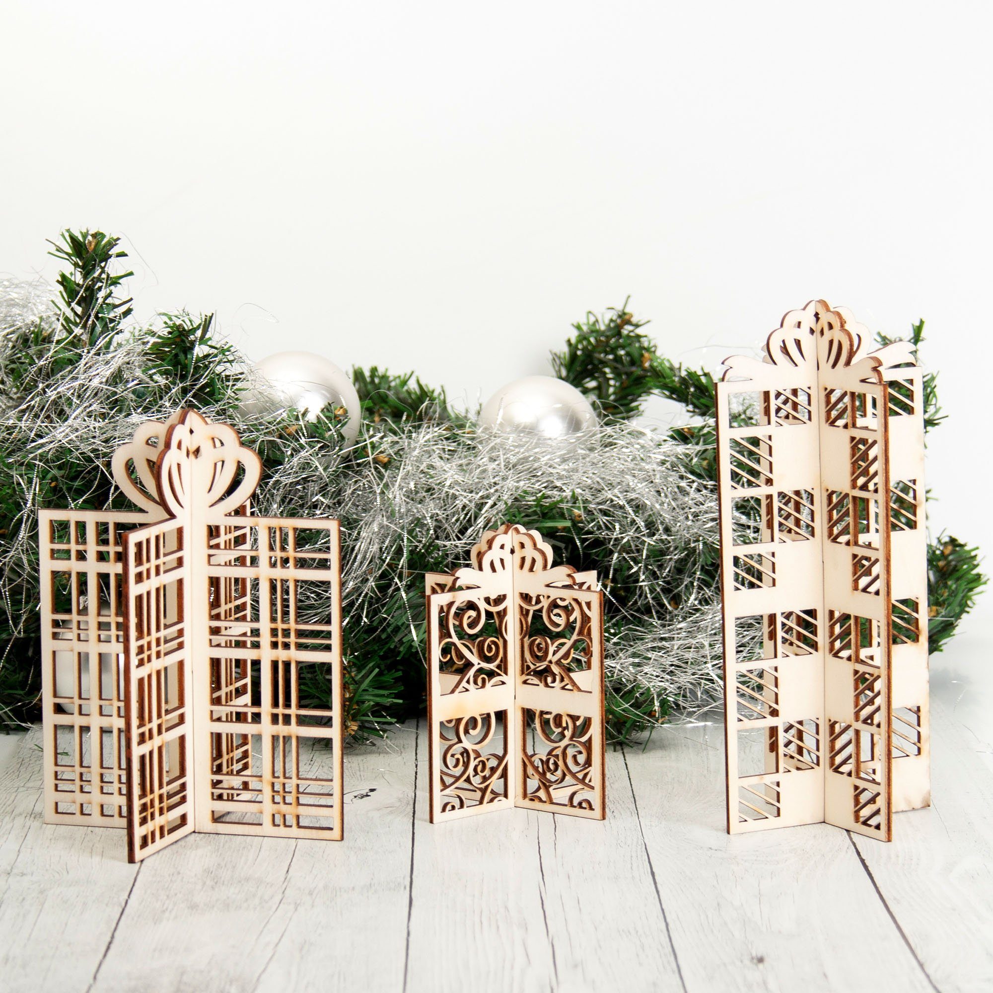 drei aus St., Weihnachtsdeko-Set in Feder Holz (Set, 3 mit 3-teilig Größen Weihnachtsfigur freistehenden 3tlg), „Geschenke“ Geschenk-Päckchen Kreative