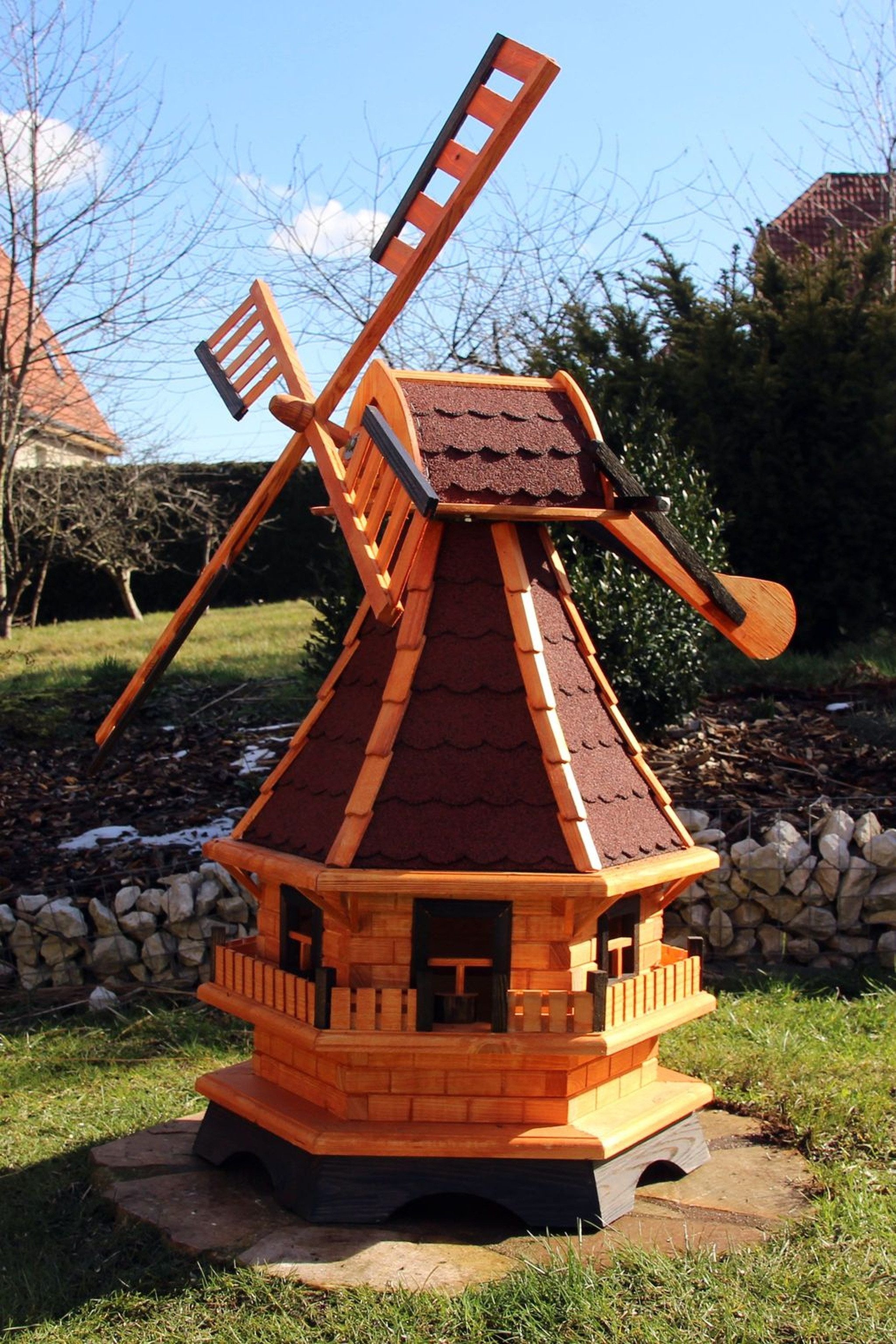 Holzdekoladen Deko-Windrad XL Gartenwindmühle aus Holz mit Solarbeleuchtung & Dachgauben