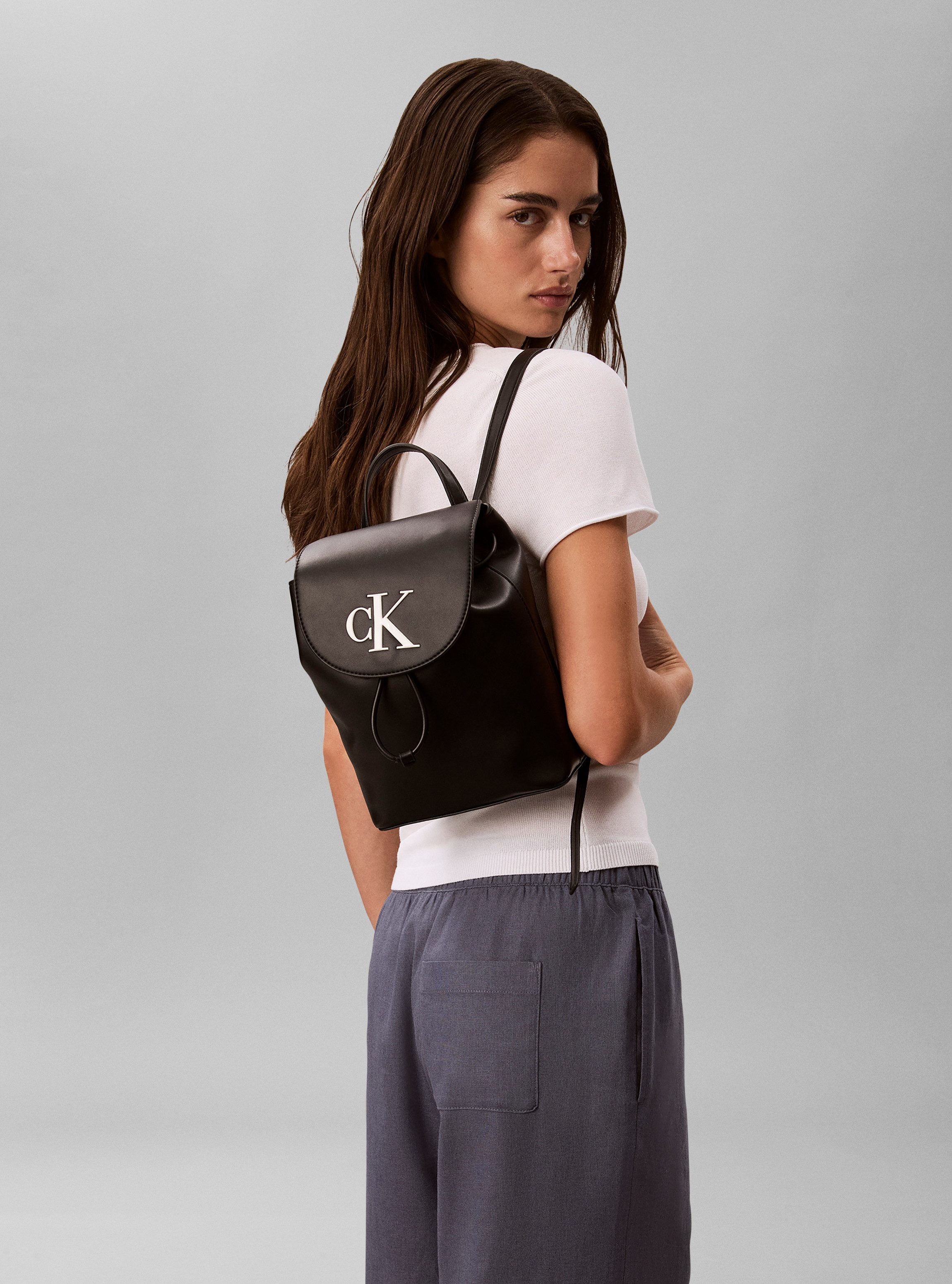 Calvin Klein Cityrucksack BOLD CK FLAP MINI BACKPACK, Mini Rucksack, Kordelzug, Freizeitrucksack mit CK-Logo