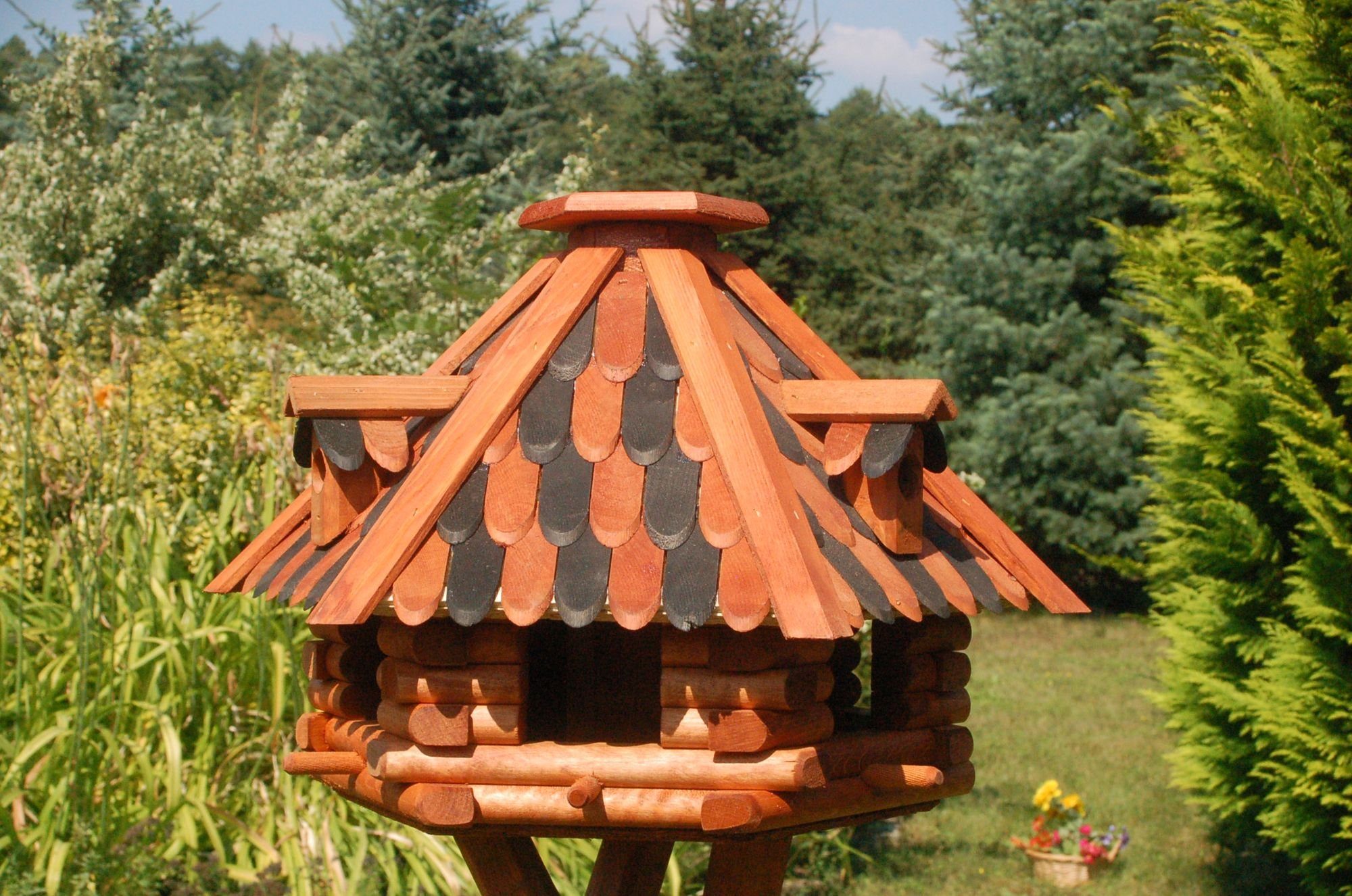 DSH DEKO SHOP HANNUSCH Vogelhaus mit Solar Holzschindeln Vogelhaus mit Gauben, V13 und wahlweise Solarbeleuchtung braun-schwarz mit
