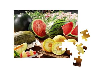 puzzleYOU Puzzle Gartentisch mit frischen Melonen und Wassermelonen, 48 Puzzleteile, puzzleYOU-Kollektionen Obst, Essen und Trinken