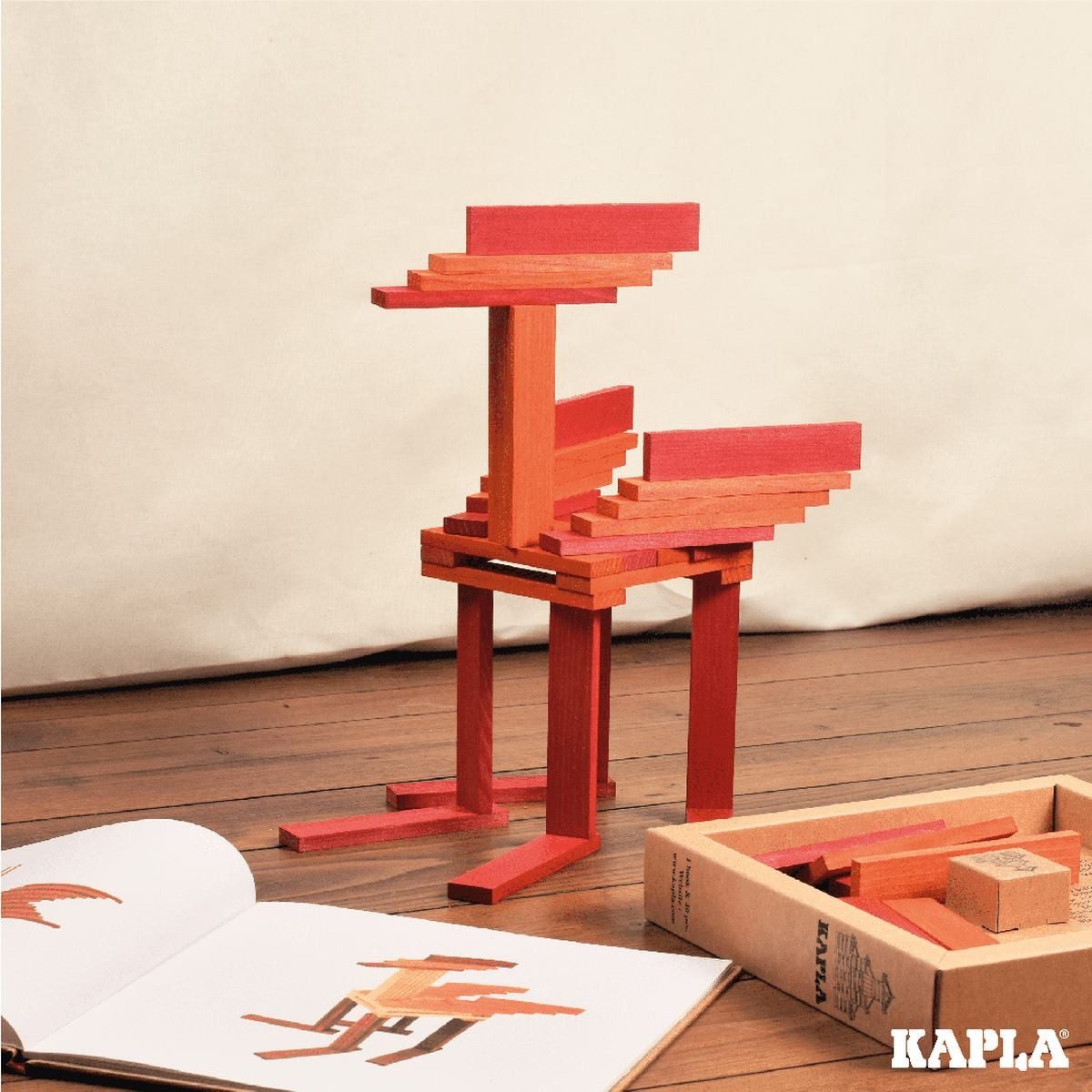 KAPLA® 40 Holzbausteine rot & orange mit Ideenbuch, Pinienholz, ab 2 J. Spielbausteine