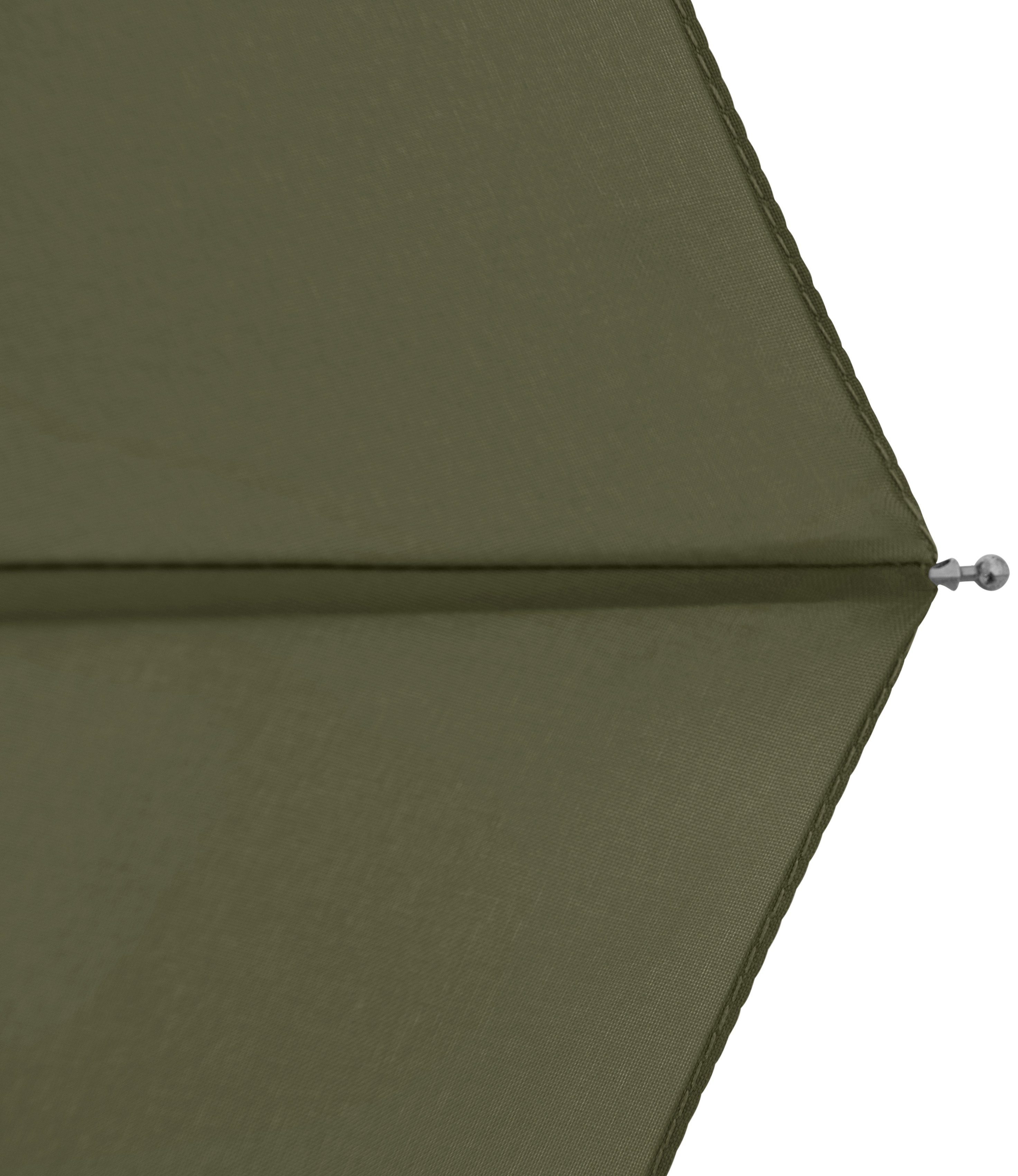aus - FSC®- Griff Material Wald doppler® nature mit deep Magic, olive, aus recyceltem schützt weltweit Taschenregenschirm