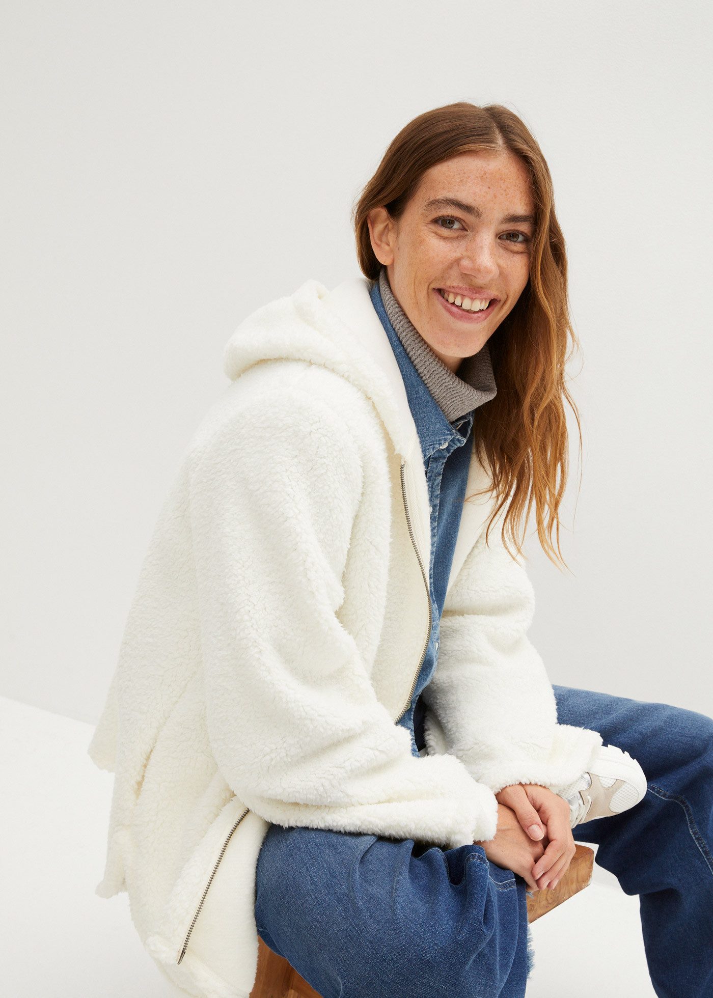 bonprix Fleecejacke aus kuscheligem Teddymaterial, mit Stehkragen und Kapuz günstig online kaufen