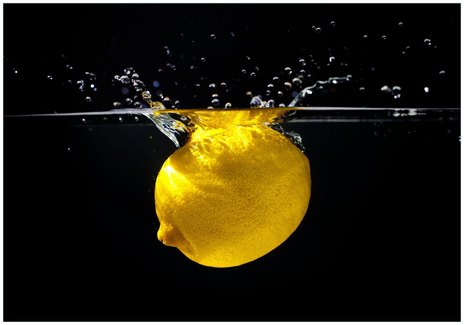 Wallario Vliestapete Zitrone im Wasser - Frisches Obst für die Küche, Seidenmatte Oberfläche, hochwertiger Digitaldruck, in verschiedenen Größen erhältlich