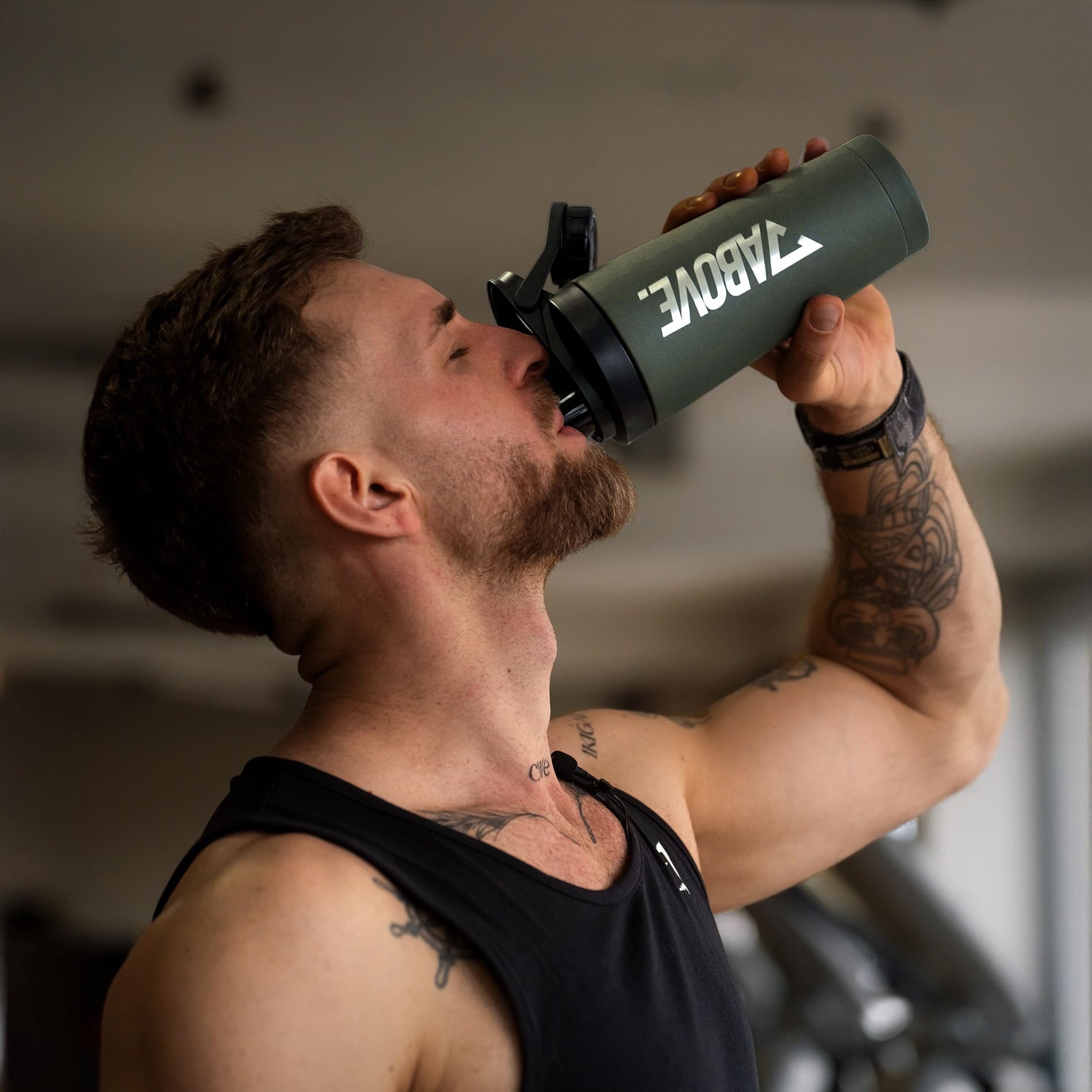 ABOVE. Protein Shaker 750ml – BPA-frei & isolierend: hält Shakes 12H eiskalt, (Integrierte Skala & 100% auslaufsicherer Deckel), Robust & langlebig – spülmaschinengeeignet bis 45°C
