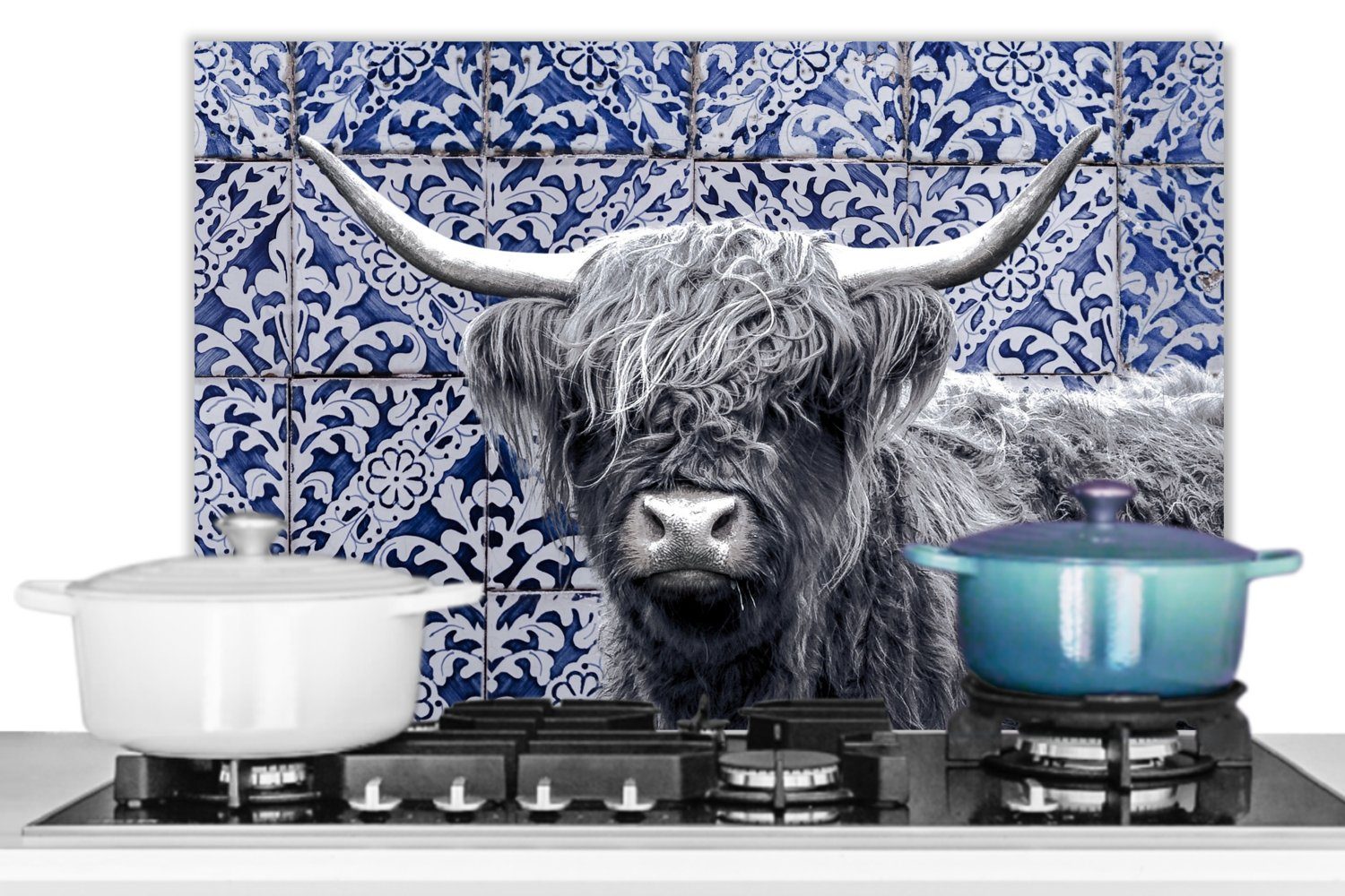 60x40 Temperaturbeständig cm, Scottish Weiß, Herdblende (1-tlg), küchen Blau Highlander Küchenrückwand MuchoWow Delfter Schwarz aus - - - Wandschutz,
