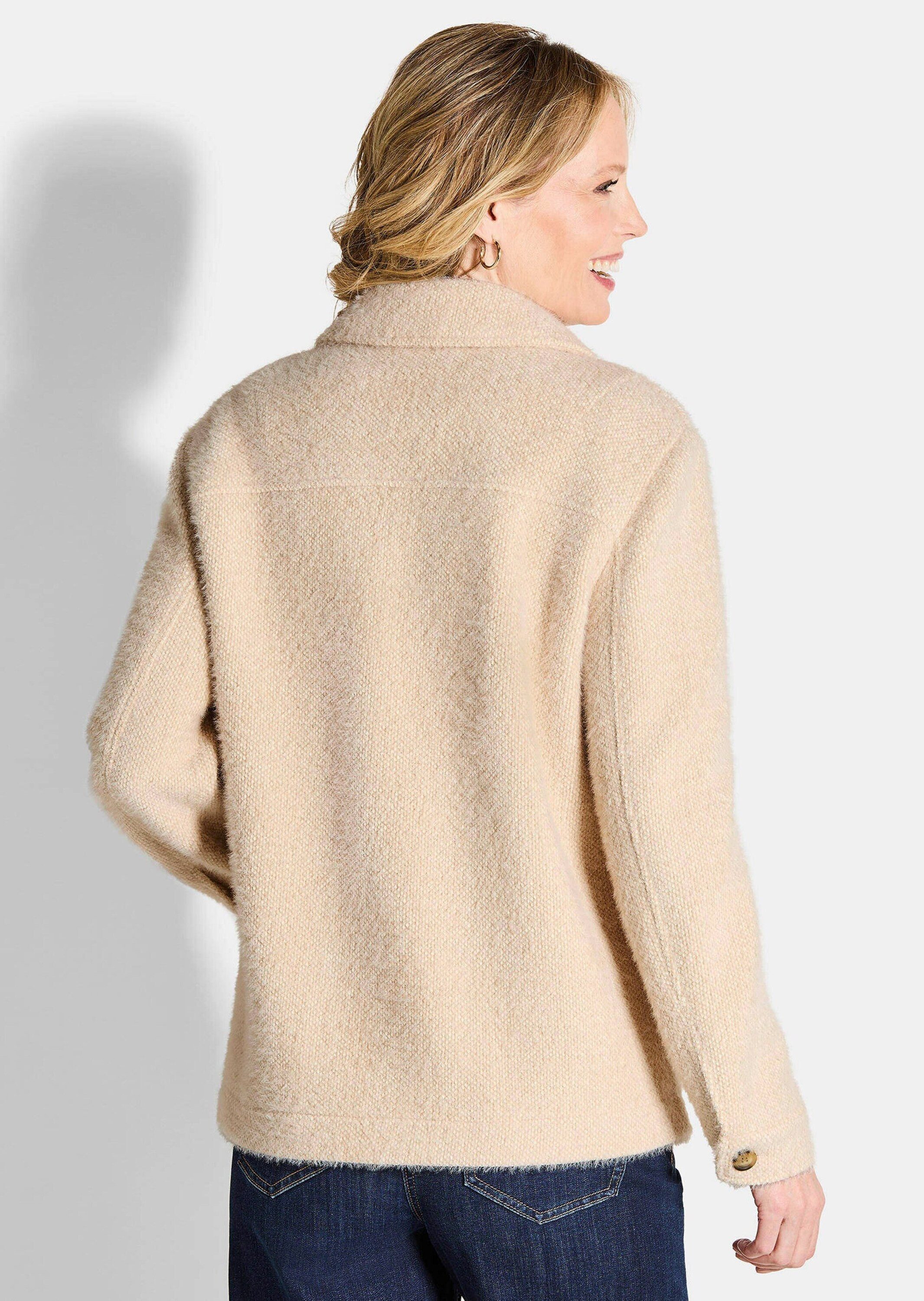GOLDNER Outdoorjacke Strickjacke mit dezenter Wabenstruktur Flauschiger Überwurf mit Hemdkragen, Hornknöpfen und Langarm