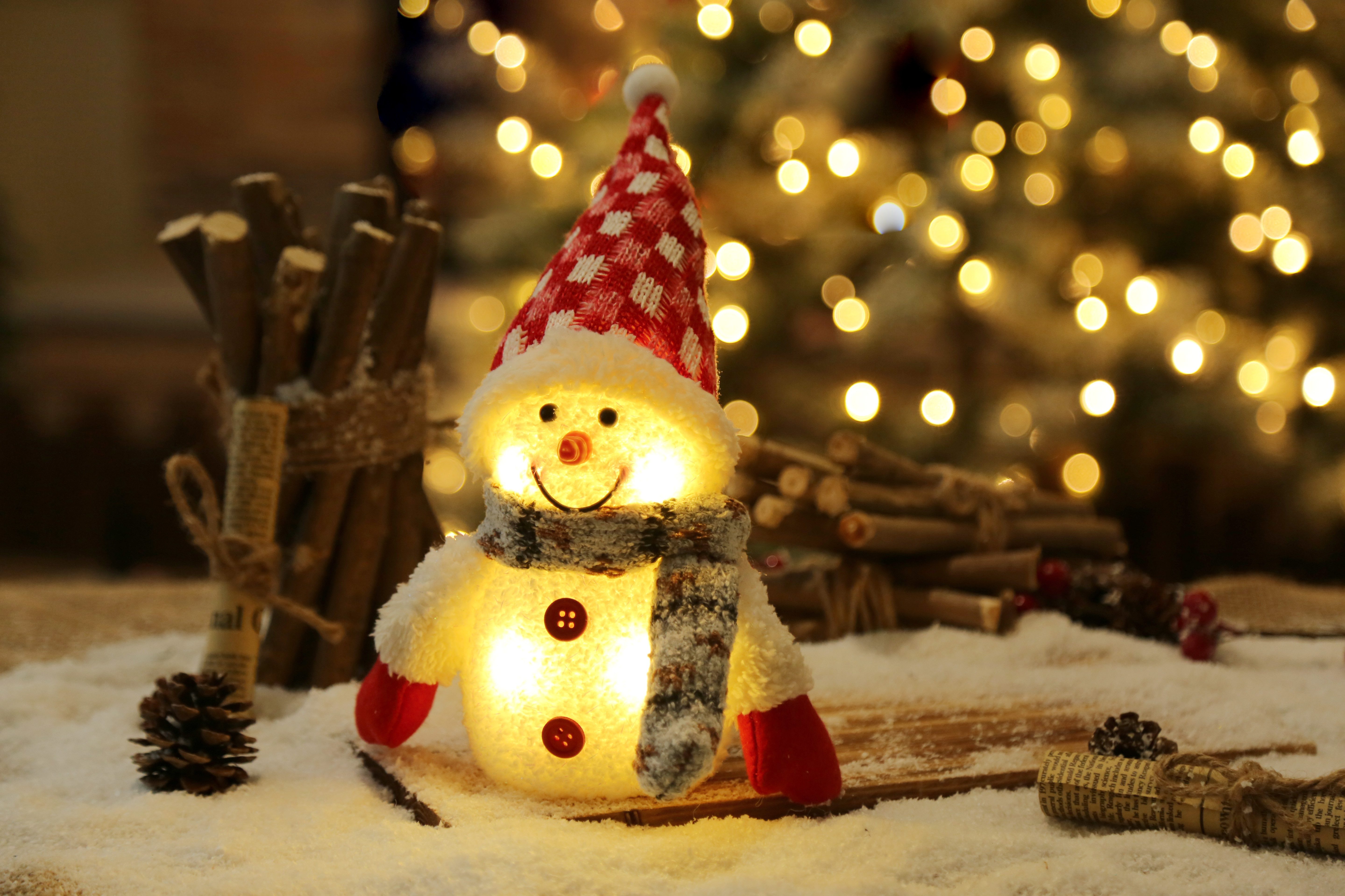 HI Weihnachtsfigur, LED Weihnachtsdeko - Schneemann - 26 cm - Rot günstig online kaufen