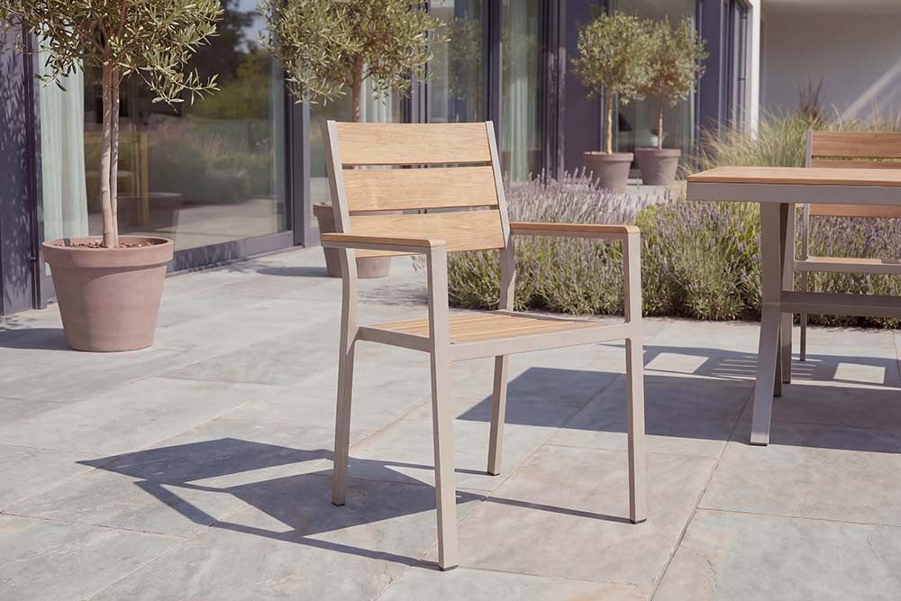 riess-ambiente Gartenstuhl DESIGNO natur/greige - Aluminium, Holzoptik, stapelbar, wetterfest, (Einzelartikel, 1 St), Moderner Gartenstuhl mit Armlehnen - ideal für Balkone und Terrassen